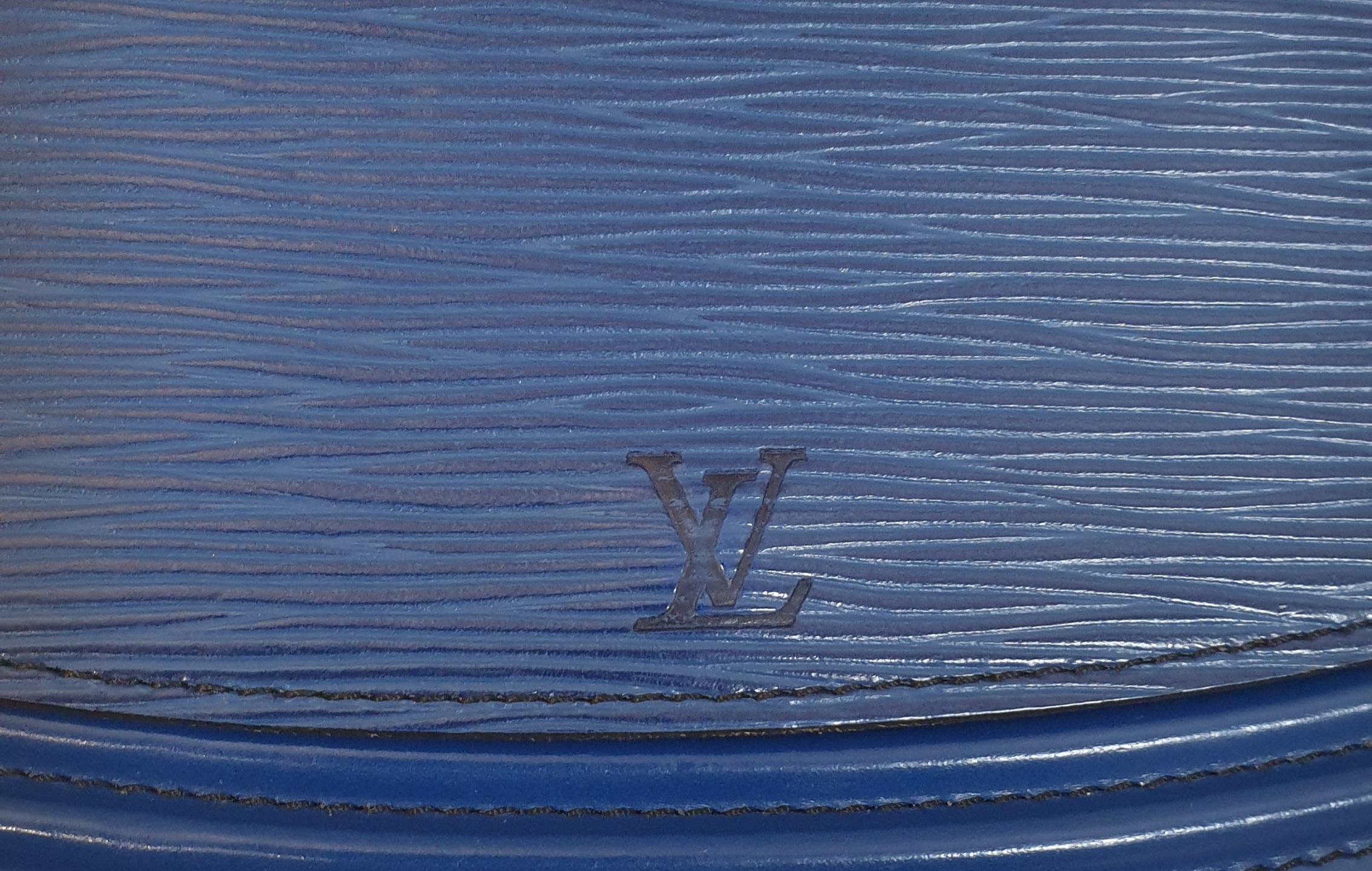 Louis Vuitton belt bag in Tilsitt blue Epi leather In Excellent Condition In  Bilbao, ES