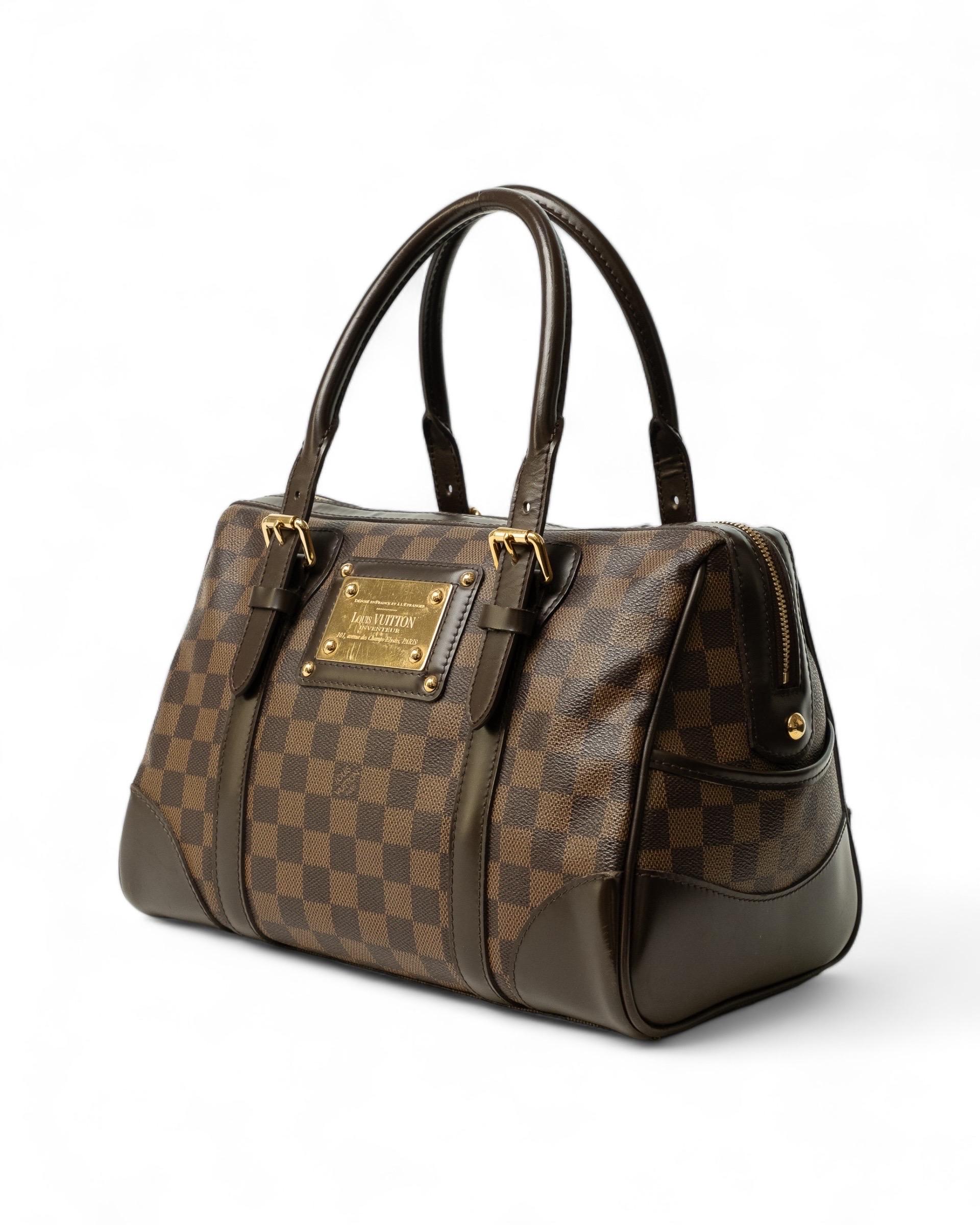 Borsa firmata Louis Vuitton, modello Berkeley, misura MM, realizzata in tela marrone nella fantasia Damier con inserti in pelle tono su tono e hardware dorati. Dotata di una chiusura superiore a zip. Munita di due manici regolabili realizzati in