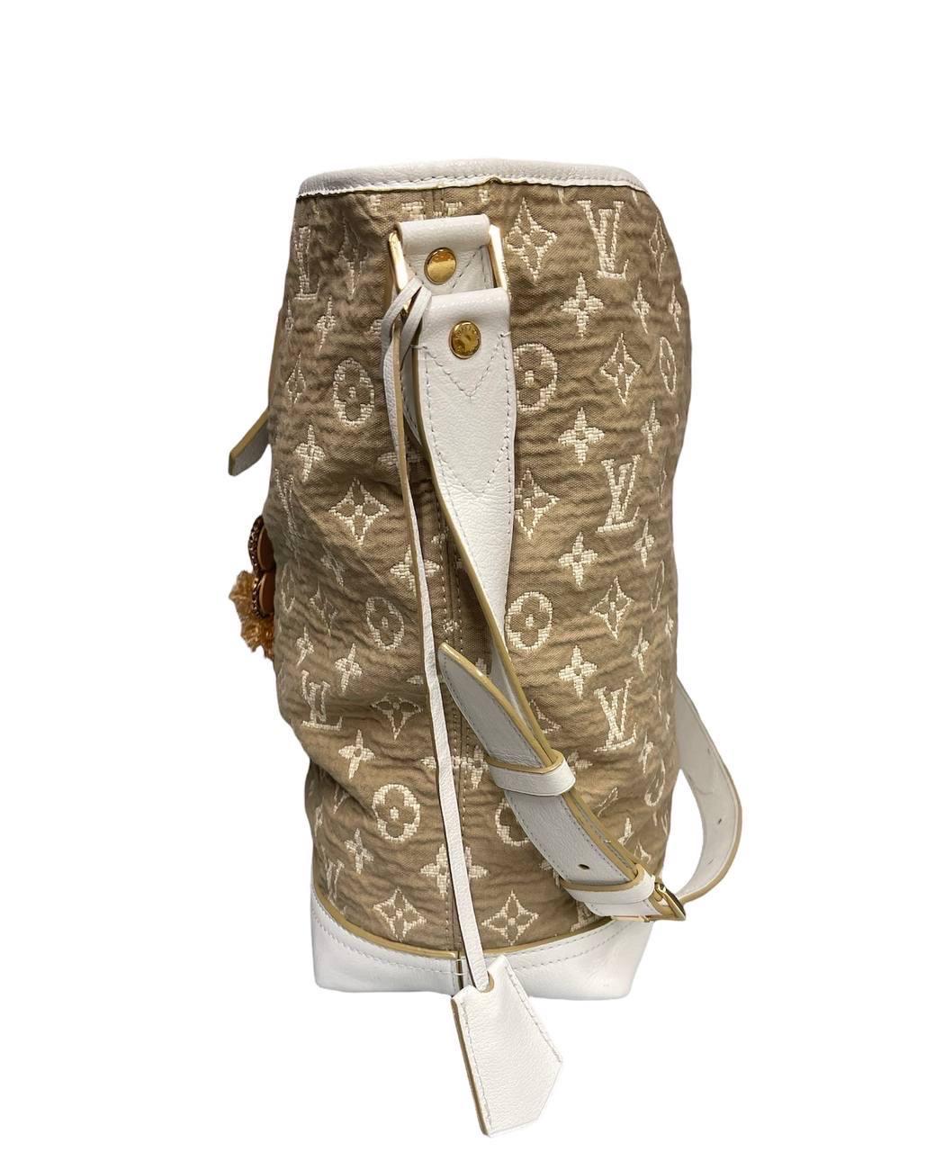 Louis Vuitton signed bag, limited edition, besace model made of sand-colored monogram print fabric.

On the front it has a pocket with uncle closure, and hand-made floral details.

Equipped with adjustable leather shoulder strap and gold