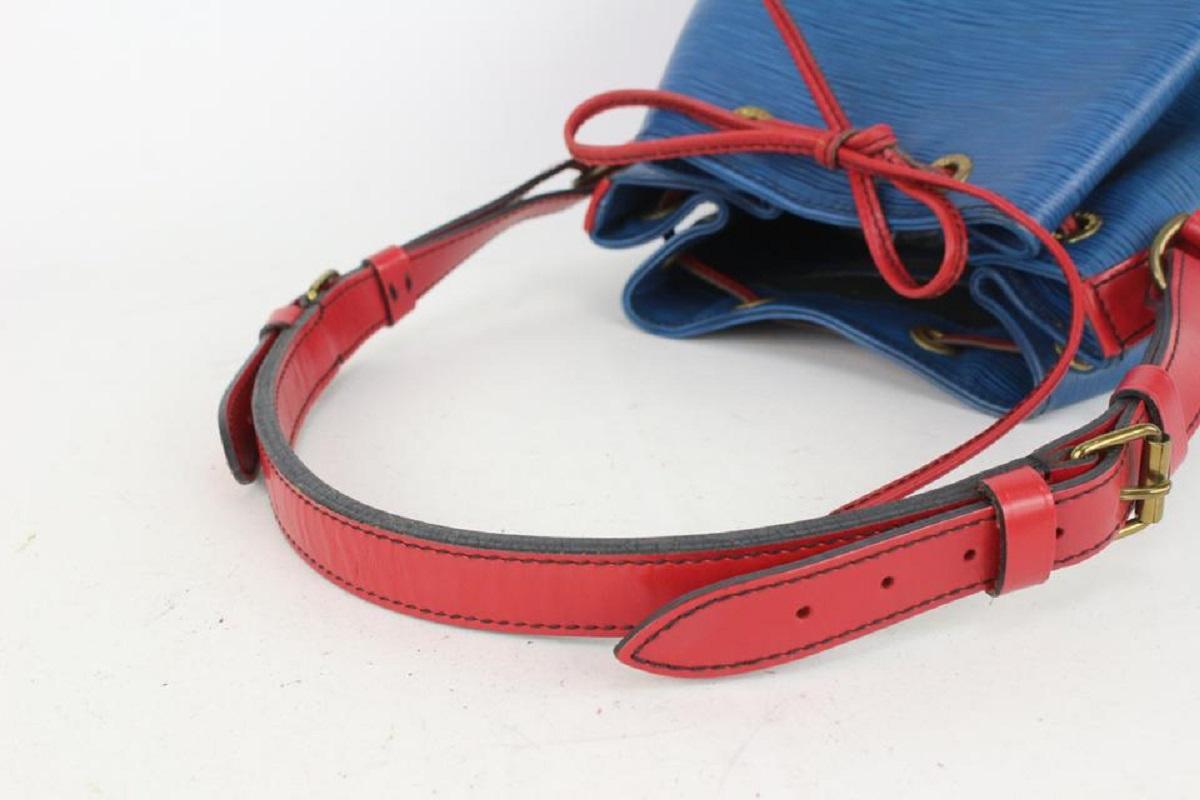 Louis Vuitton Bicolor Blue Red Epi Leather Petit Noe Drawstring Bucket Hobo In Good Condition For Sale In Dix hills, NY