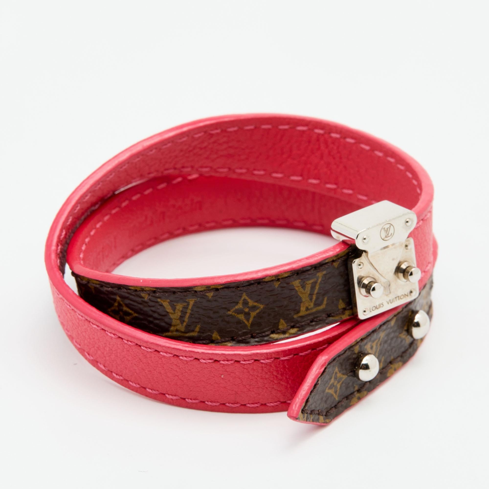 This Louis Vuitton Lockit bracelet is a chic accessory that can be paired with everything, from casuals to evening outfits. Made from monogram canvas and leather, it is beautified with an S lock in silver-tone metal. The bracelet has a long strap