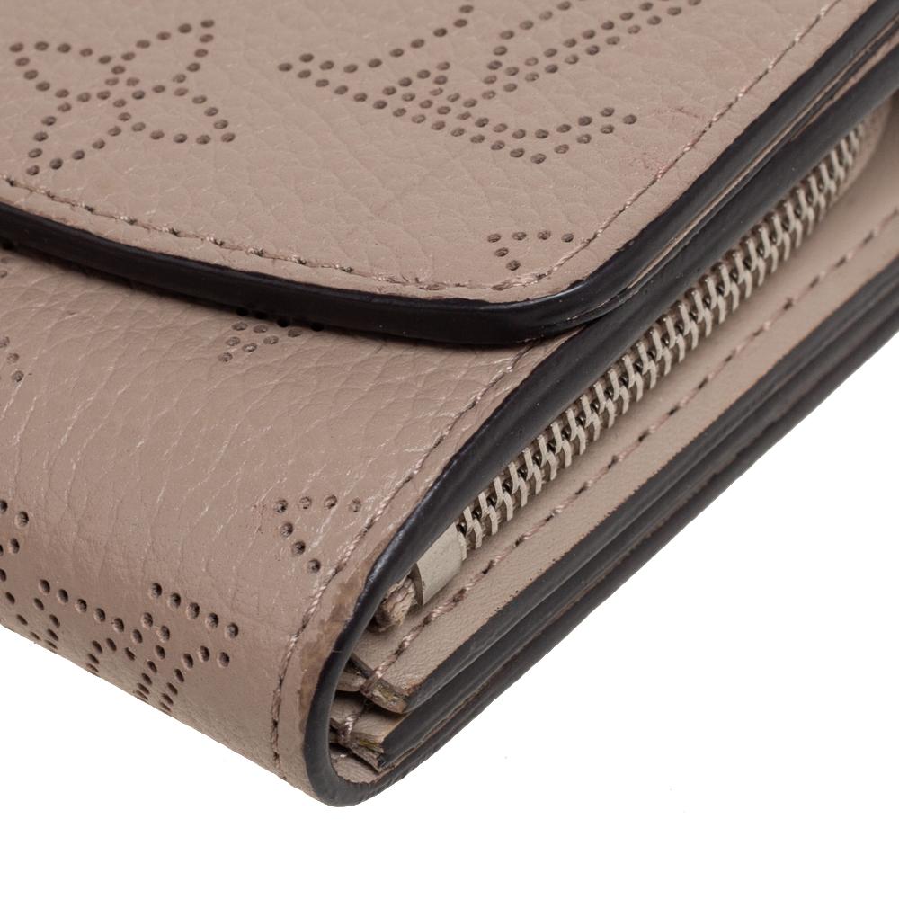 Louis Vuitton Biscuit Mahina Leather Iris Compact Wallet In Good Condition In Dubai, Al Qouz 2