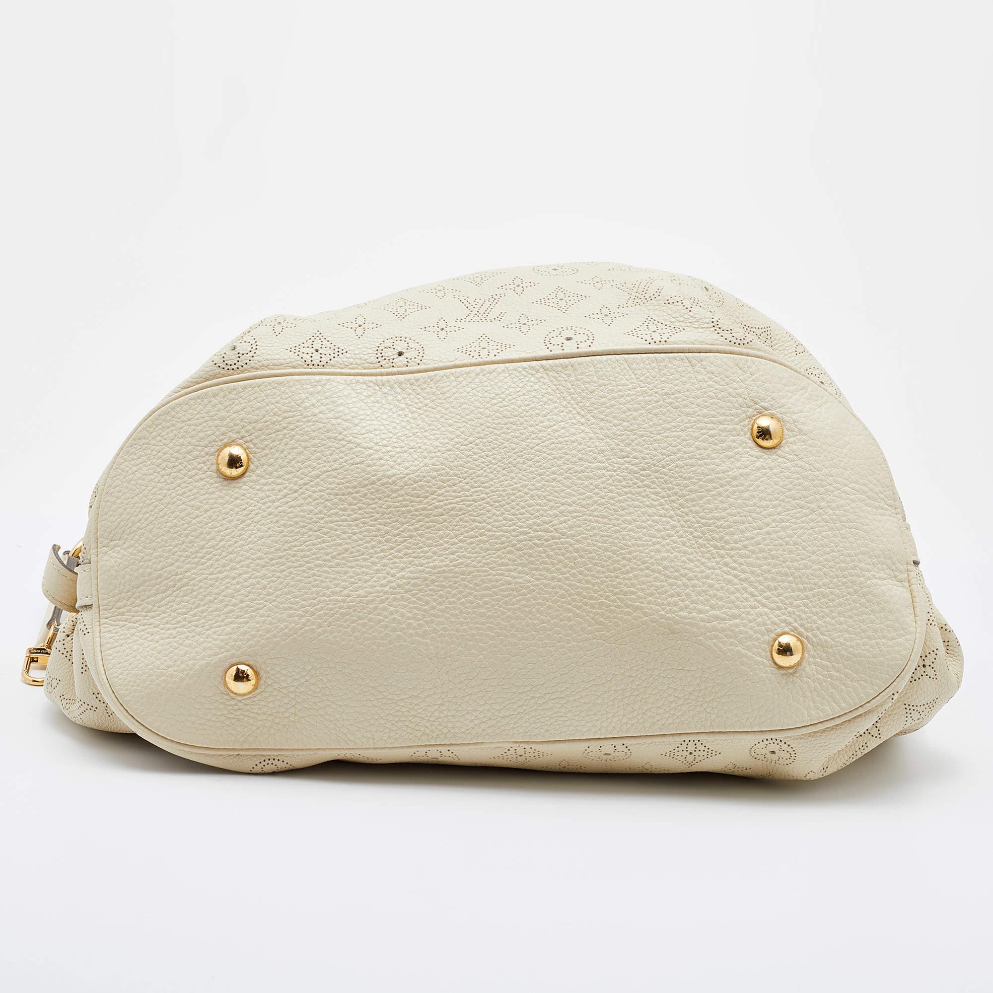 Louis Vuitton Biscuit Monogram Mahina Leather L Bag In Good Condition In Dubai, Al Qouz 2