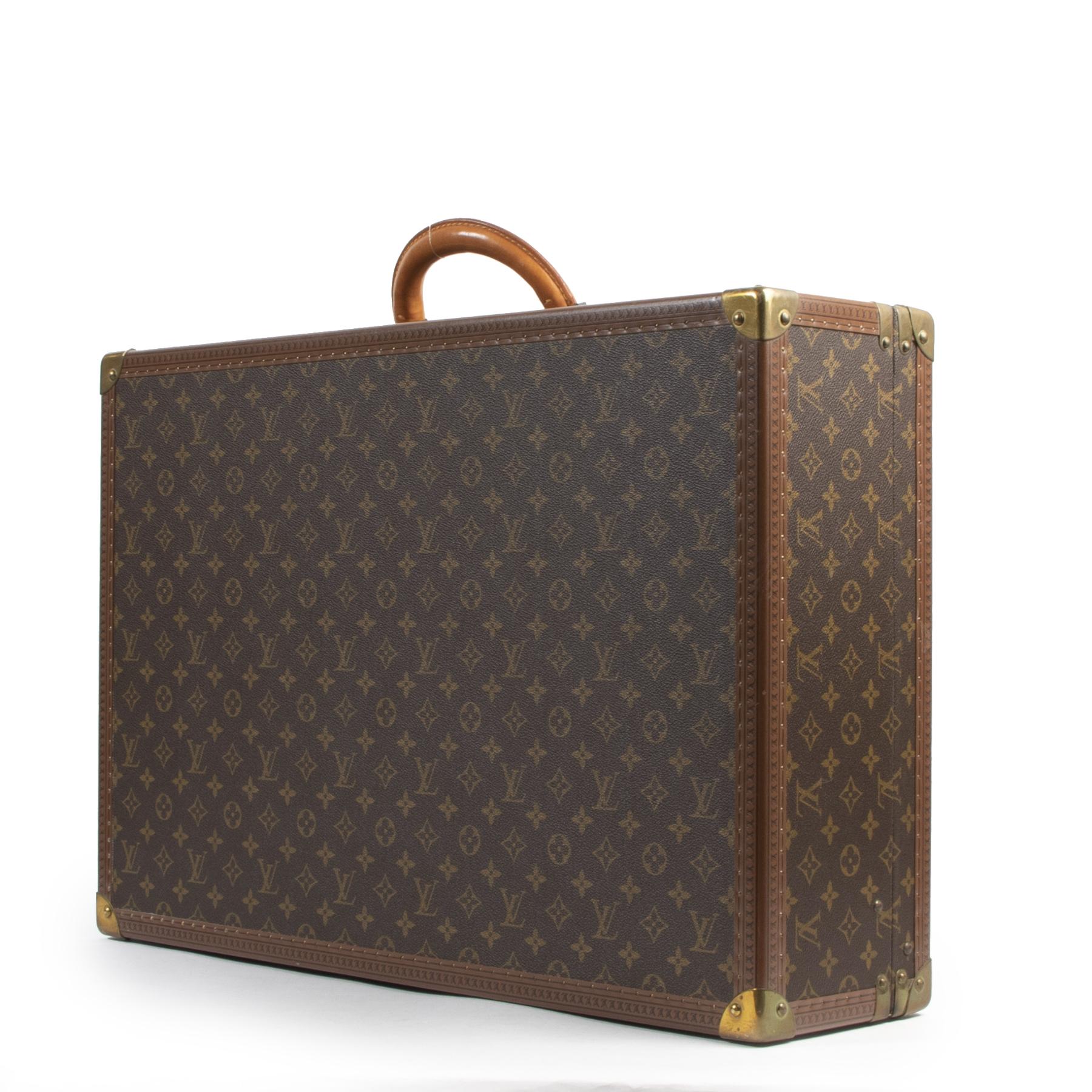 Very good condition

Louis Vuitton Bisten 65 Suitcase

The Bisten monogram suitcase is a timeless collector's piece which will keep your belongings safe. This travel case is crafted from coated canvas with stud details on each boarder. To preserve a