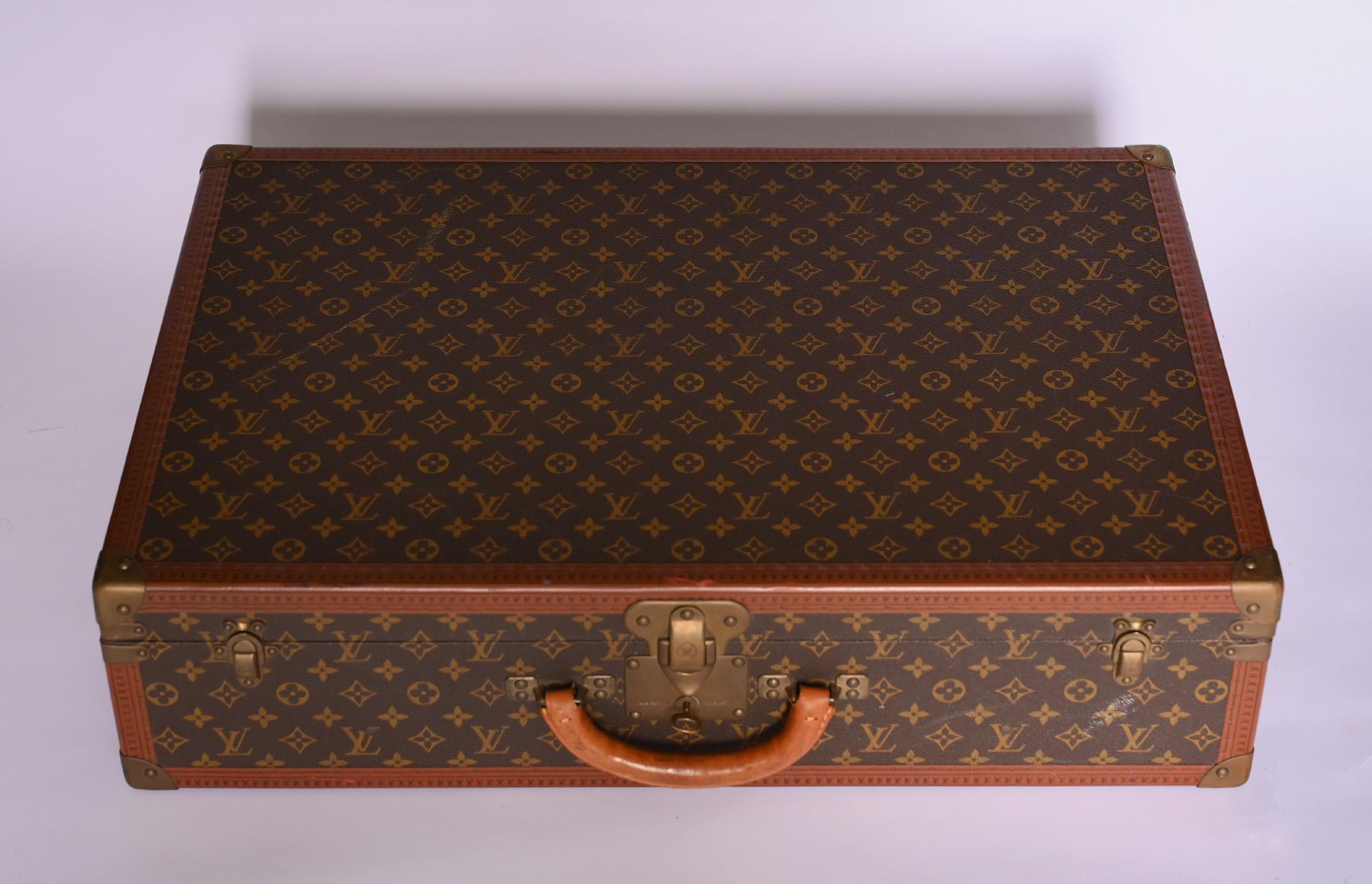 A dream for every collector. Very neat condition with original key and even patina. Gold-colored brass fittings. 
Louis Vuitton suitcase, Bisten 70 with removable tray, in wonderful, well-kept condition with original working keys.
906888 Bisten 70