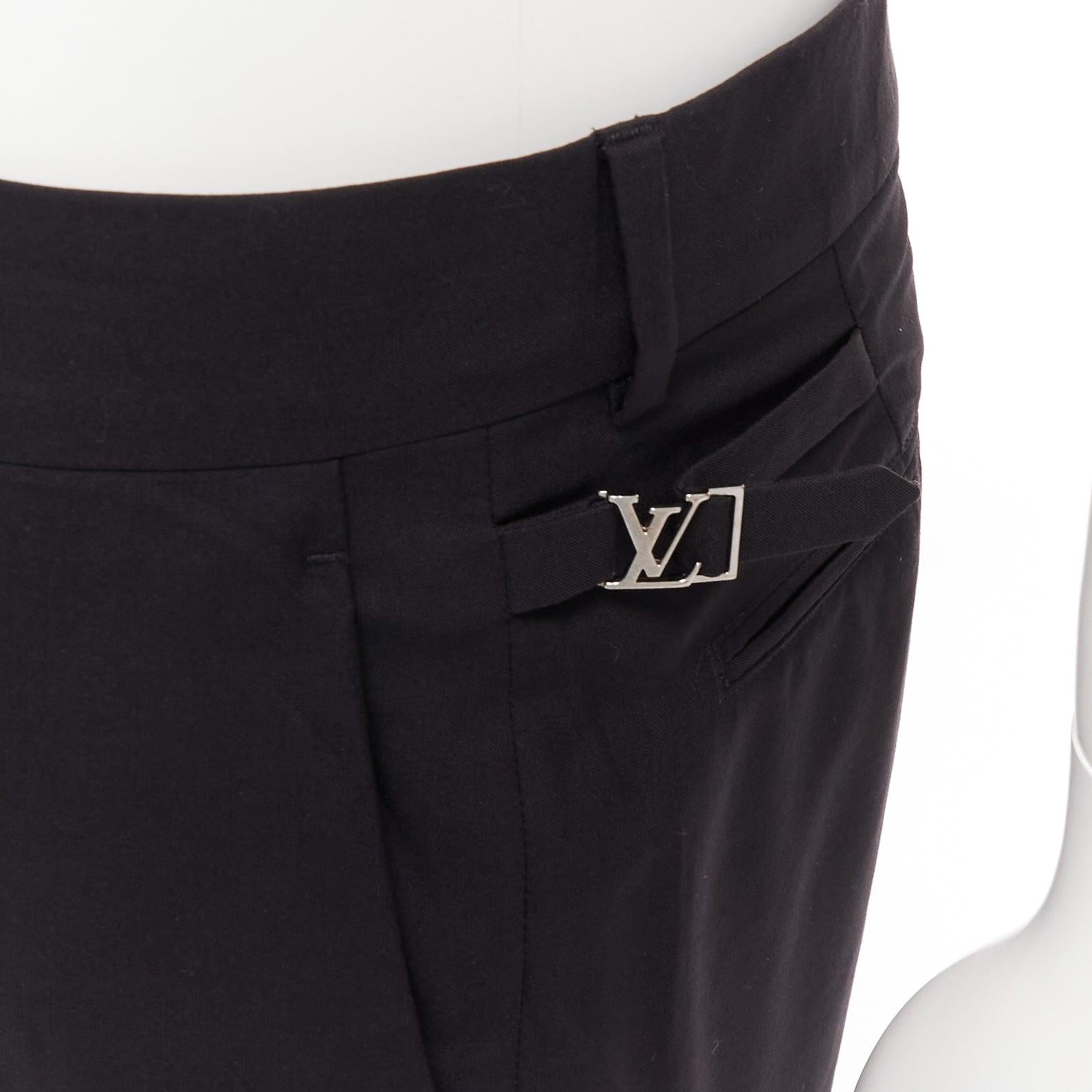 LOUIS VUITTON black 100% wool silver LV logo buckle sides cropped pants FR42 M
Reference: JSLE/A00139
Brand: Louis Vuitton
Material: Wool
Color: Black, Silver
Pattern: Solid
Closure: Zip Fly
Lining: Navy Fabric
Extra Details: LV silver logo buckles