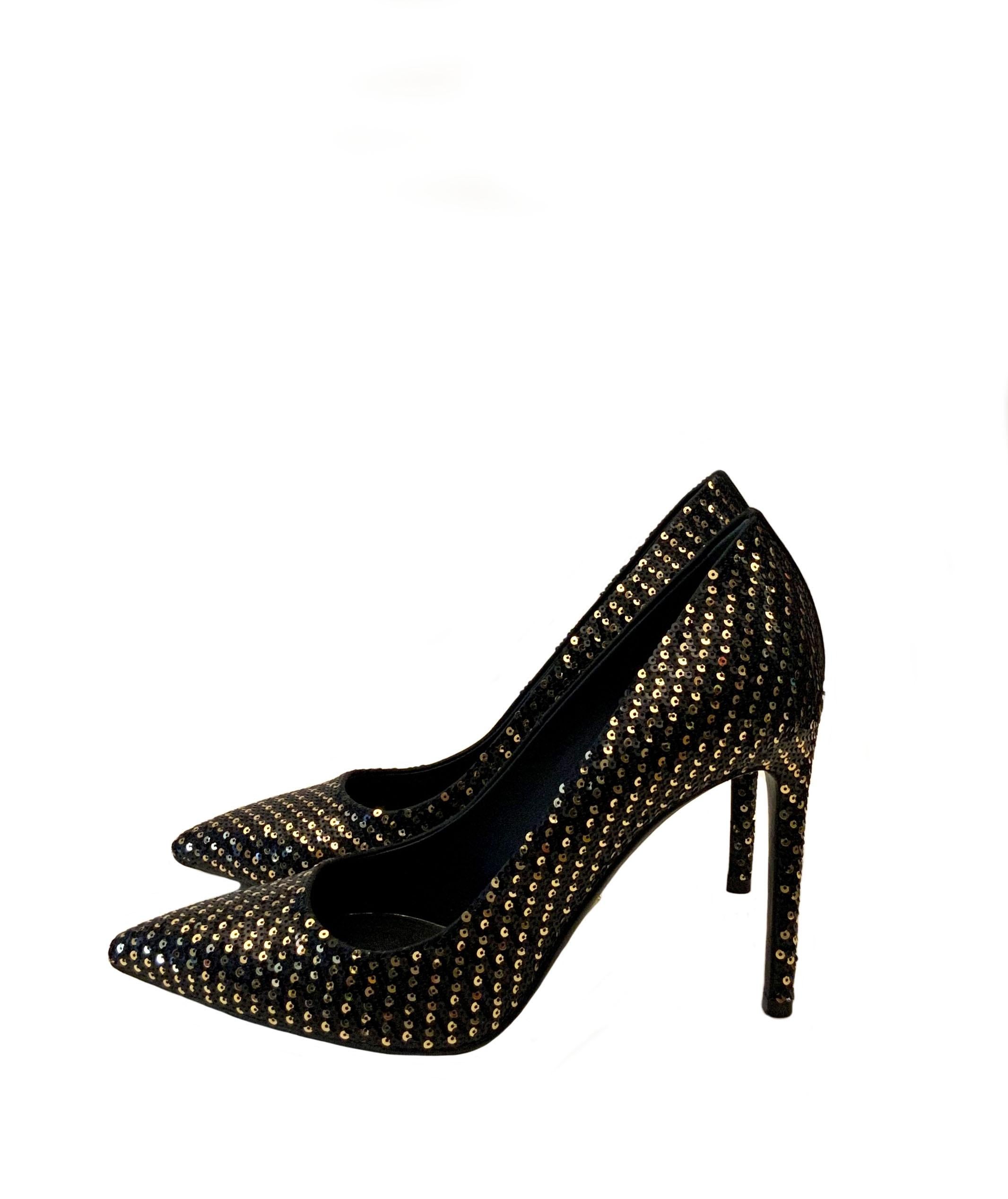 These pre-owned black high-heeled pumps from Louis Vuitton are embroidered with black and gold sequins on a satin base. 
They are in excellent condition, worn once for an evening out....!

Material:  satin, sequins
Sole: leather
Color: black and