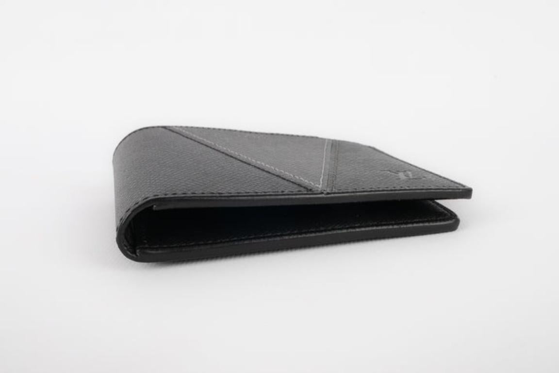 LOUIS VUITTON - (Fabricado en Francia) Cartera negra y gris.

Más información:
Estado: Muy buen estado
Dimensiones: Longitud: 11 cm

Referencia del vendedor: ACC115
