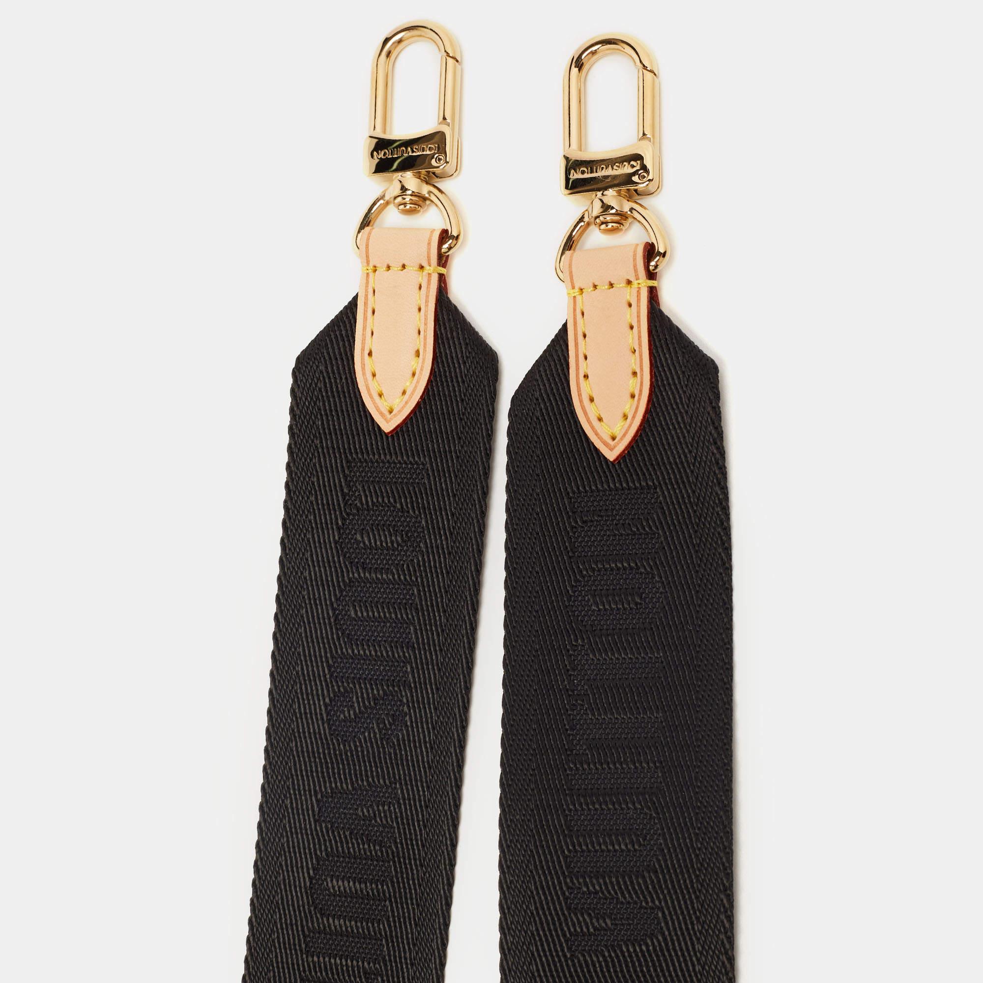 Accentuate the appearance of your favorite LV handbags with this super-trendy Bandoulière shoulder strap from Louis Vuitton. It is made from coated canvas with distinct gold-toned hardware adorning its fittings. This belt has an adjustable length of