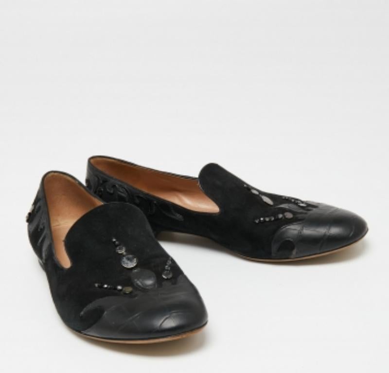 Diese Slipper von Louis Vuitton sind der Inbegriff von Komfort und Luxus. Sie sind aus Wildleder und Krokodilleder gefertigt und mit attraktiven Cut-Outs und Perlen verziert. Der Markenschriftzug an der Ferse verleiht diesem Paar einen