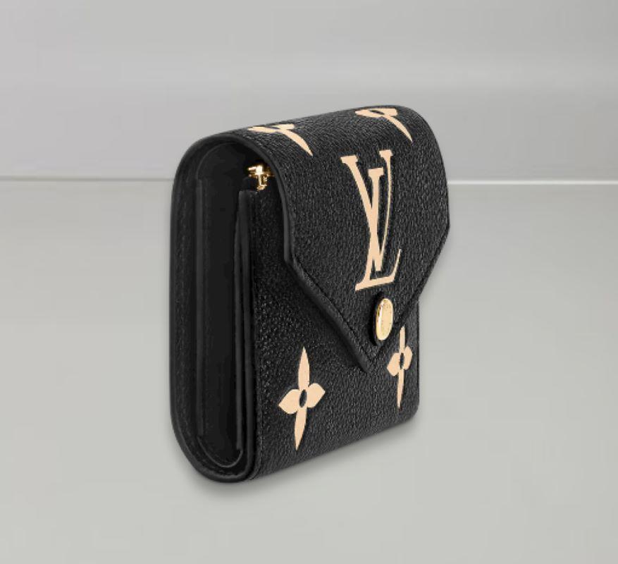 Black, Tan
Monogram Empreinte embossed supple grained cowhide leather
Cowhide lining
Gold metallic finishes
Snap button closure
Bill pocket
Pocket with zipper for coins
Two flat pockets
Six card slots