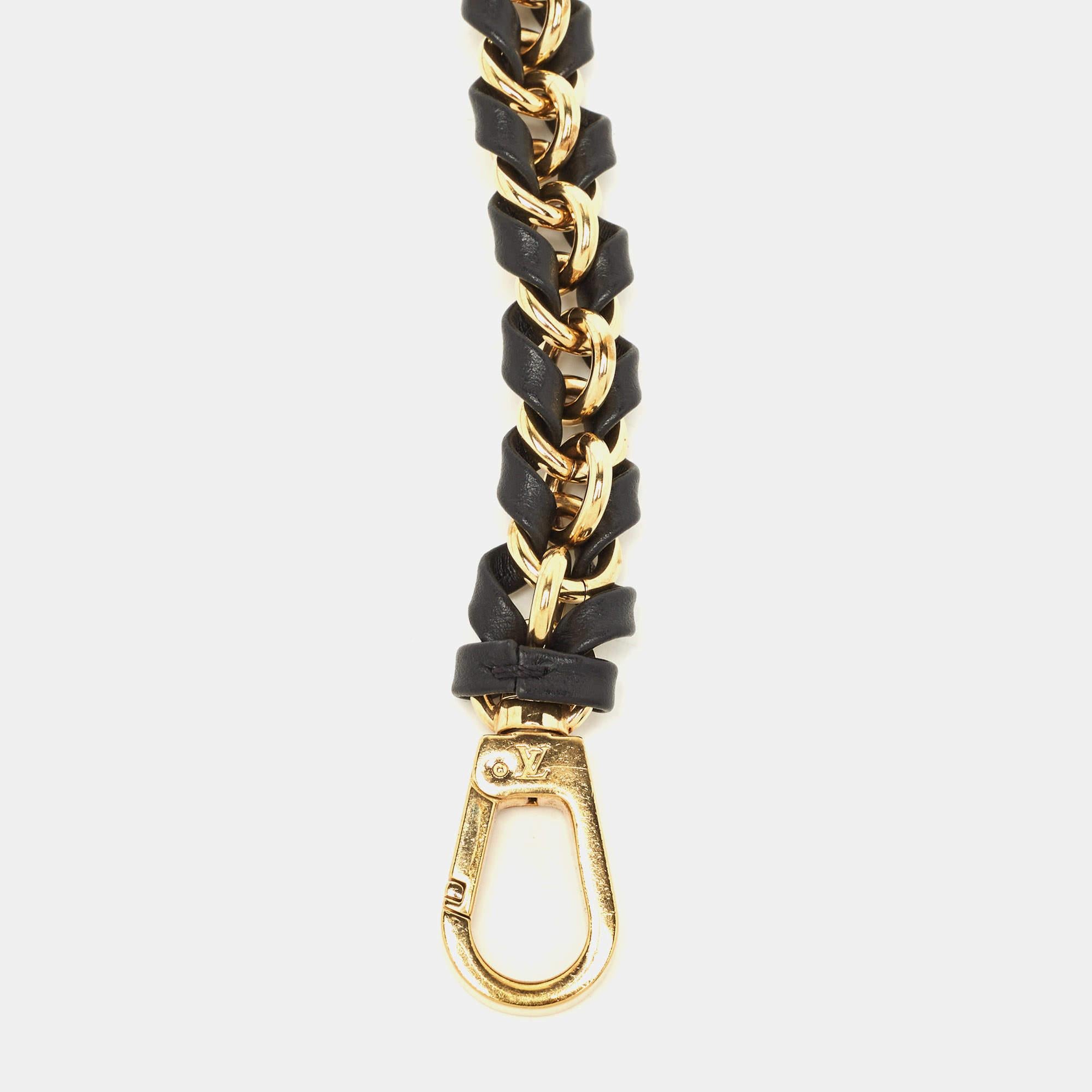 Louis Vuitton ti propone questa elegante tracolla per portare le tue borse in modi diversi. Il cinturino è realizzato in pelle intrecciata e metallo dorato. È completo di chiusure semplici.

