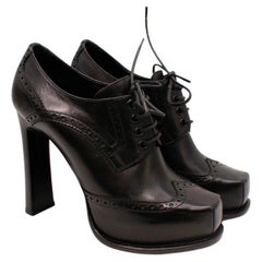 Schwarze Brogue Derby-Stiefel mit Absatz aus Leder von Louis Vuitton