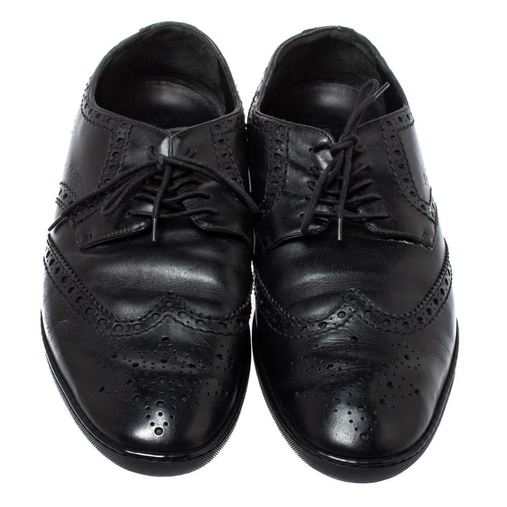 This pair of sneakers from Louis Vuitton speaks versatility in an effortless way. Crafted from quality leather, they've been designed with lace-ups at the vamp and accented with a wingtip and brogue details around the black expanse. This is one