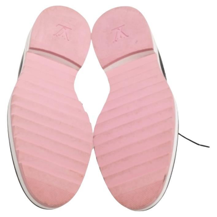 Faites chaque pas avec style grâce à ces chaussures Louis Vuitton. Confectionnées en cuir, elles présentent un design moderne avec des détails brogue, des lacets et une teinte noire soignée. Les semelles intérieures sont également doublées de cuir