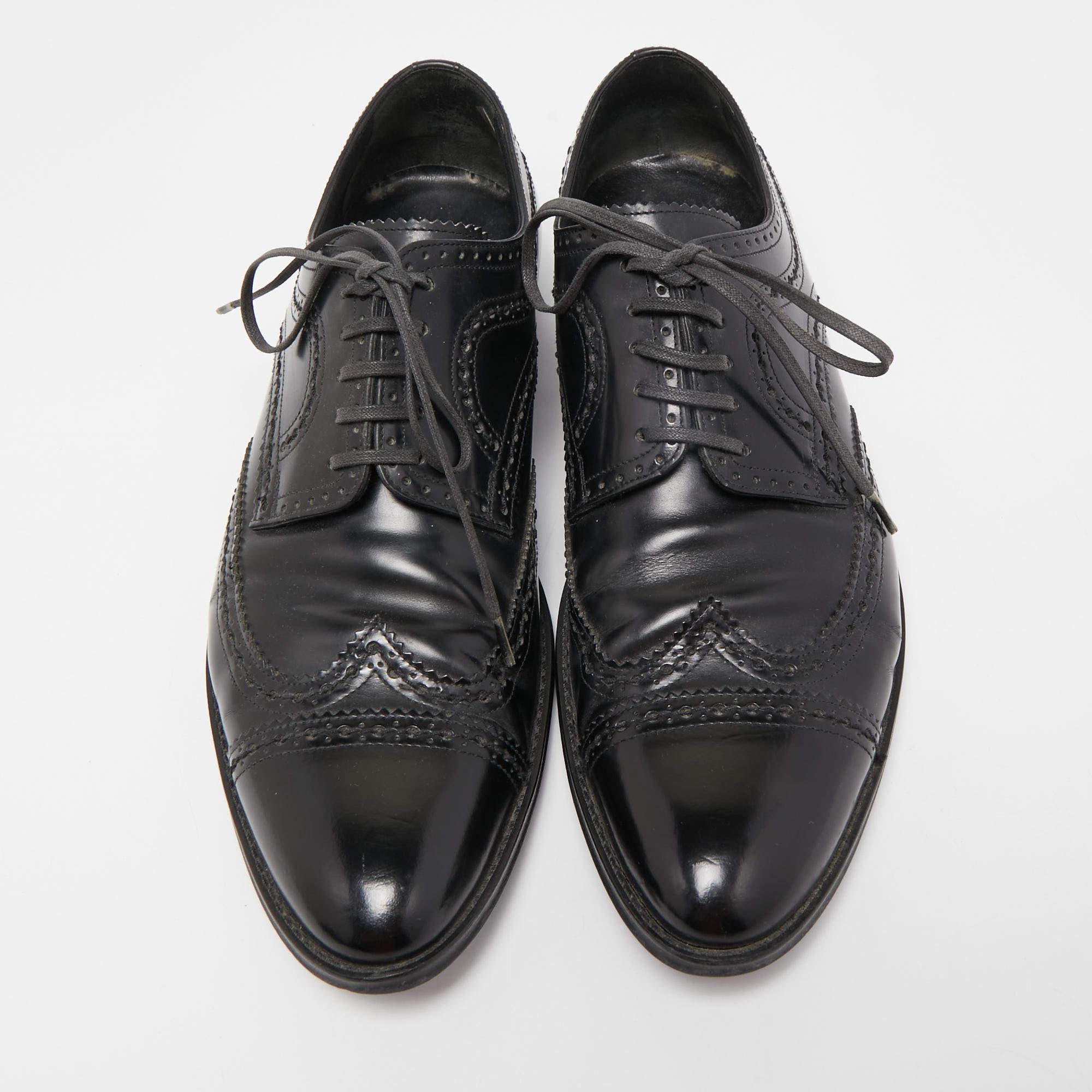 Take your shoe game a notch up with these designer derby shoes from Louis Vuitton. The black leather formal shoes for men are added with lace-up closure and low heels.

