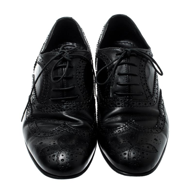 These oxfords from Louis Vuitton are sure to make you look suave, smart and very fashionable. Crafted from black leather, they flaunt immaculate brogue detailing all over. They are also equipped with leather-lined insoles and simple tie-ups. With