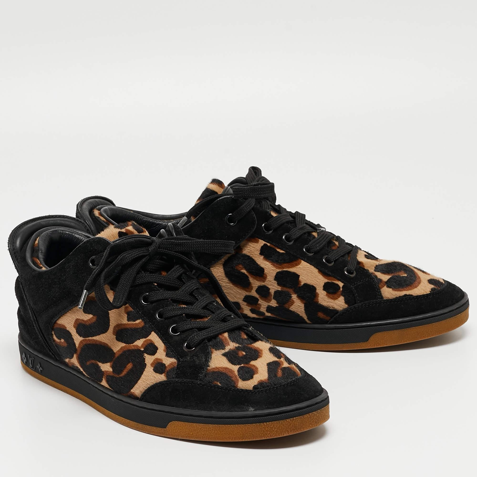 Louis Vuitton Black/Brown Calf Hair and Suede Low Top Sneakers Size 38.5 In Good Condition For Sale In Dubai, Al Qouz 2