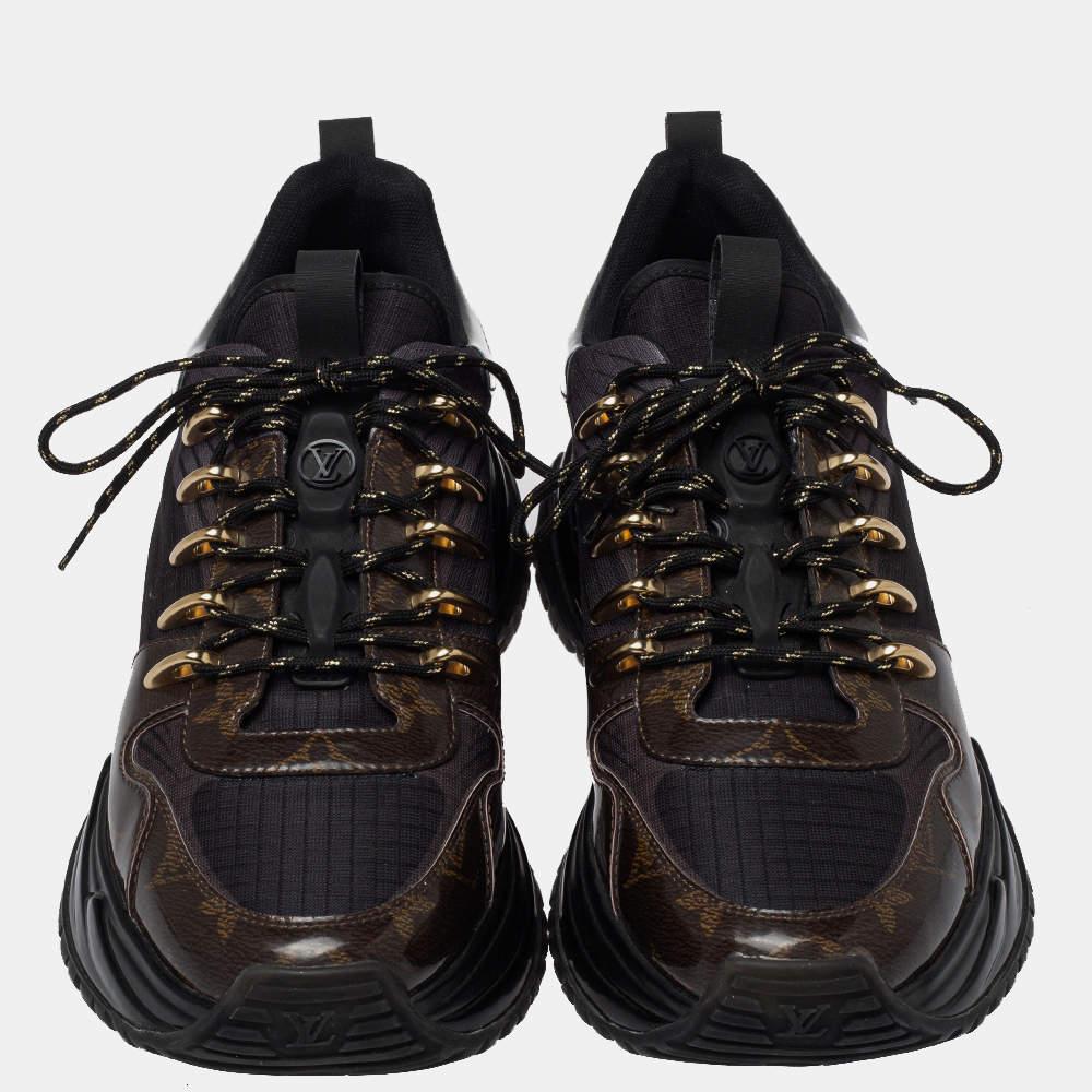 Made to provide comfort, these Run Away sneakers by Louis Vuitton are trendy and stylish. They've been crafted from mesh and monogram canvas and designed with lace-up vamps and the label's monogram motifs on the counters. Wear them with your casual
