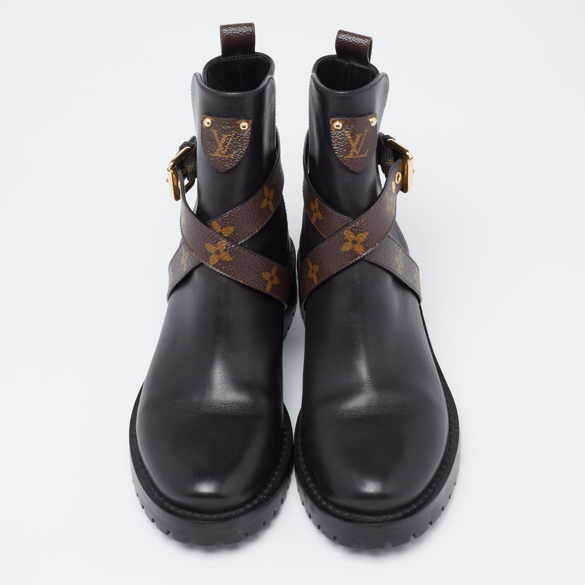 The minimalistic design of these Louis Vuitton boots gets a luxury update with the monogram detailed criss-cross straps and the branded tag. Created from leather, the appeal of these shoes is truly ever-lasting. The ankle buckle closure and the loop