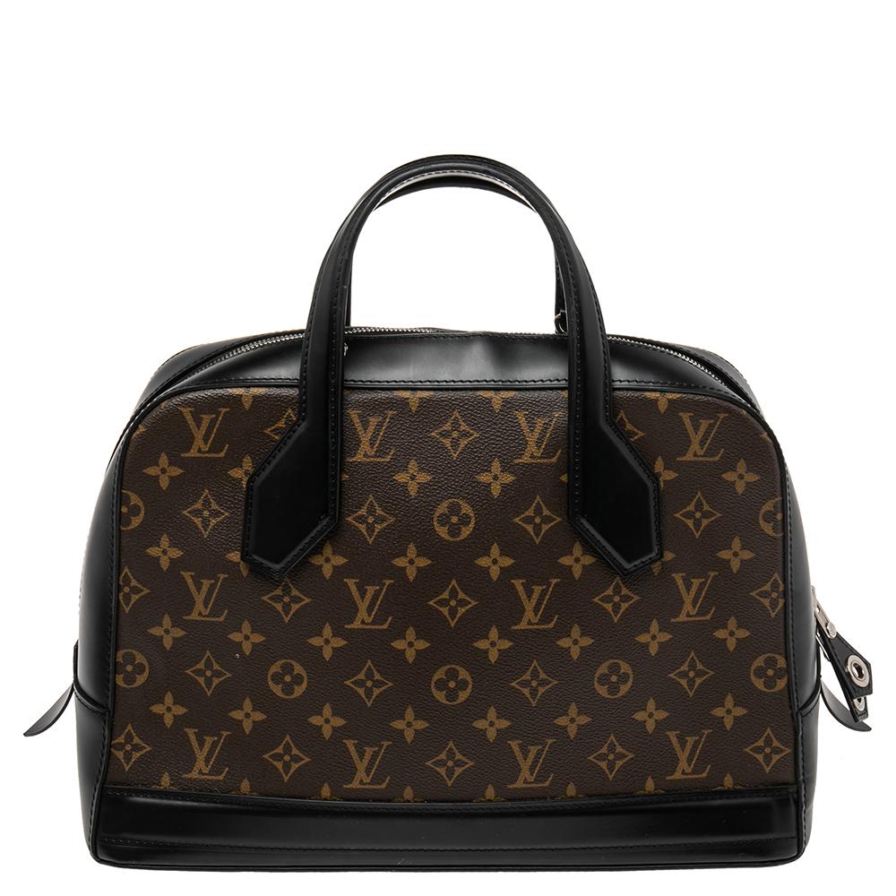 Louis Vuitton's handbags are high in style and craftsmanship, making them valuable creations of luxury. This Dora MM bag, like all the other handbags, is durable and stylish. Crafted from Monogram canvas and leather, the bag comes with two handles