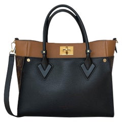 Louis Vuitton Sac fourre-tout en cuir de veau noir & Monogramme On My Side avec. Courroie