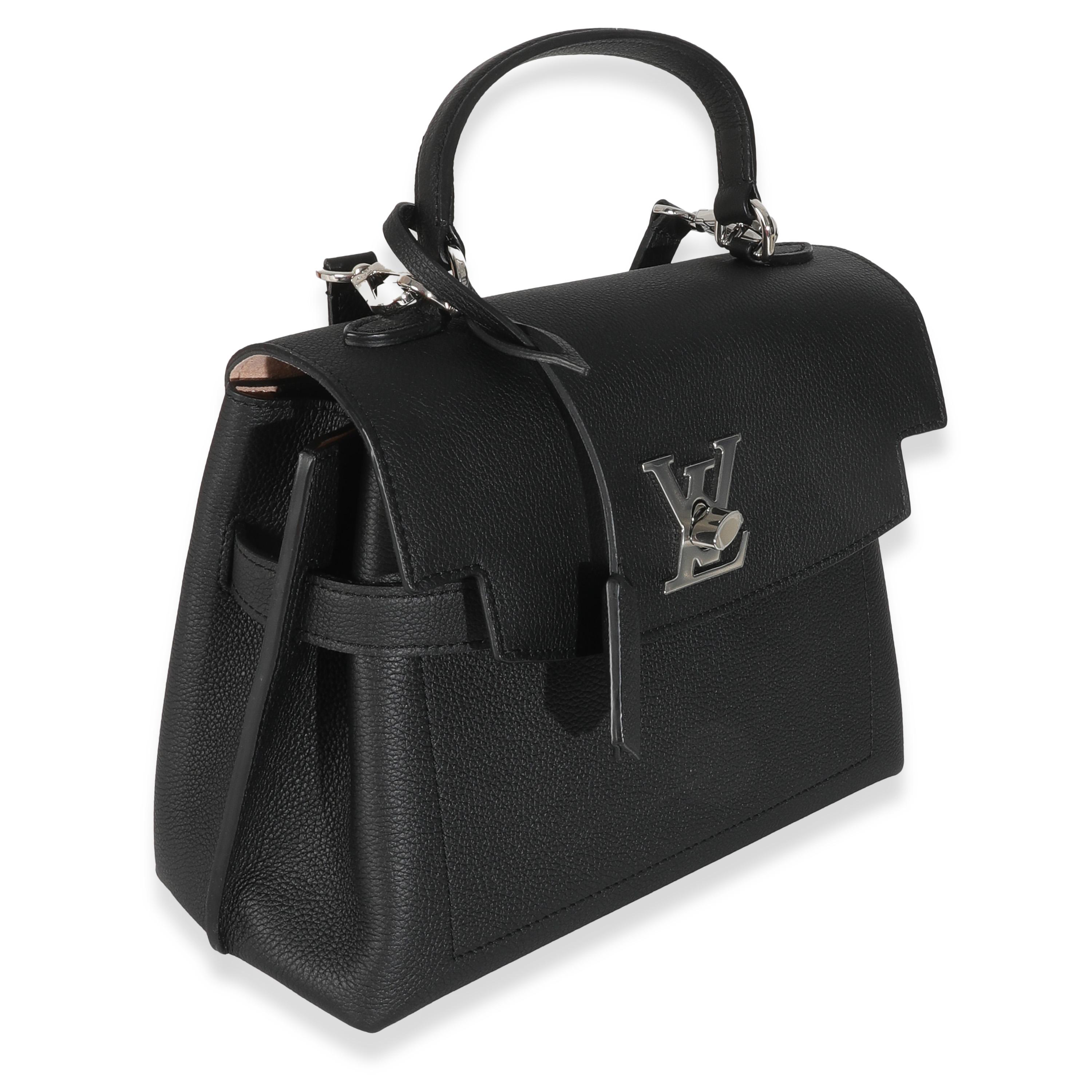 Titel der Auflistung: Louis Vuitton Schwarzes Kalbsleder Lockme Ever BB
SKU: Z146647
Zustand: Gebraucht 
Beschreibung des Zustands: Die Lockme-Designs von Louis Vuitton haben ihren Namen von dem Drehverschluss, der sich auf der LV-Logo-Plakette
