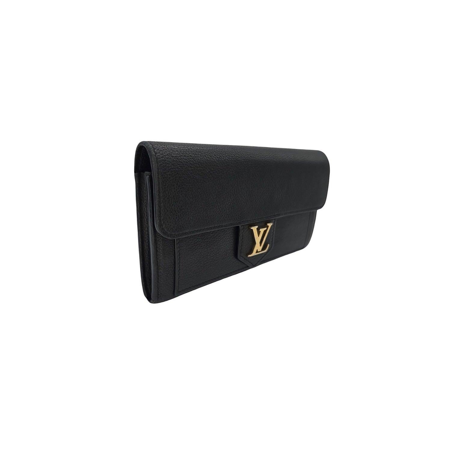 Die Louis Vuitton Lockme Geldbörse greift die modernen Linien und Details der Lockme Handtasche auf. Sie ist aus weichem und geschmeidigem Kalbsleder gefertigt und hat eine markante goldfarbene LV-Initiale auf der vorderen Klappe. Dieses