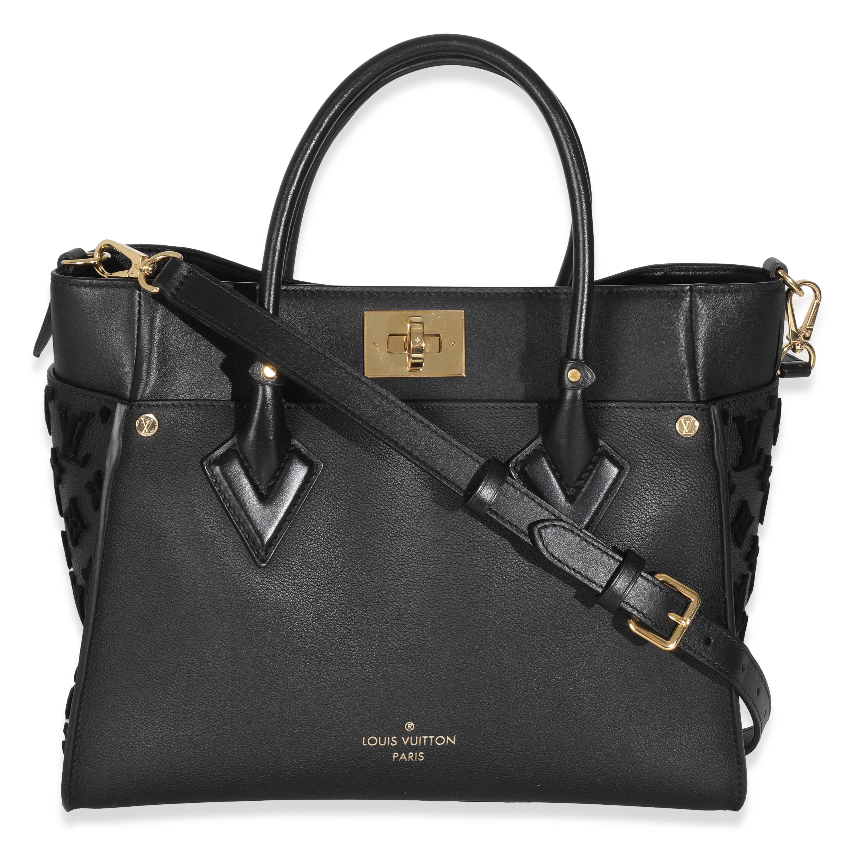 Titolo dell'elenco: Louis Vuitton Pelle di vitello nera Monogram Ciuffo Al Mio Lato MM
SKU: 147333
MSRP: 5050.00 USD
Condizioni: Usato 
Descrizione delle condizioni: Questa borsa dice tutto. La borsa Onthego di Louis Vuitton è pensata per gli stili