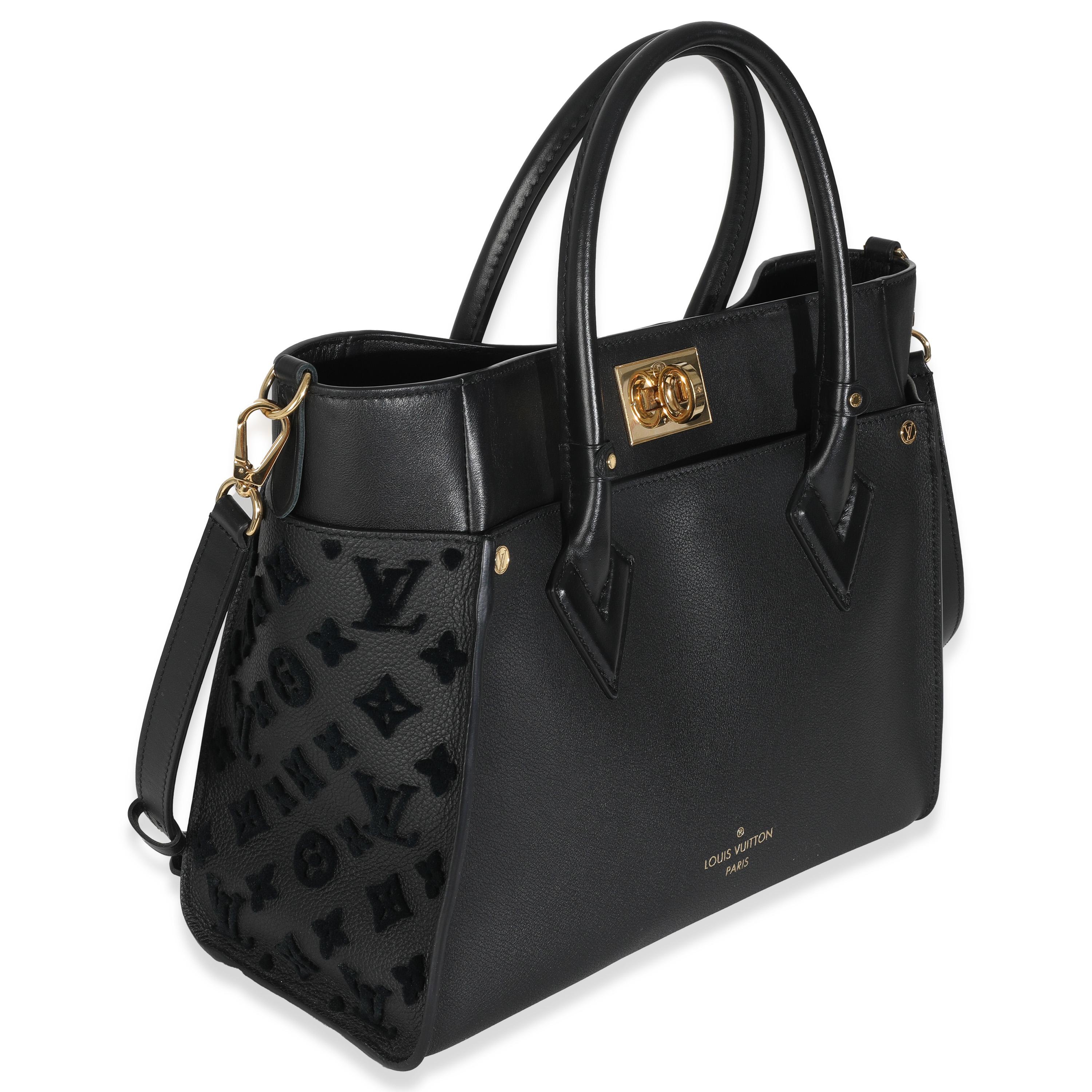 Nero Louis Vuitton pelle di vitello nera Monogram Tufting On My Side MM in vendita