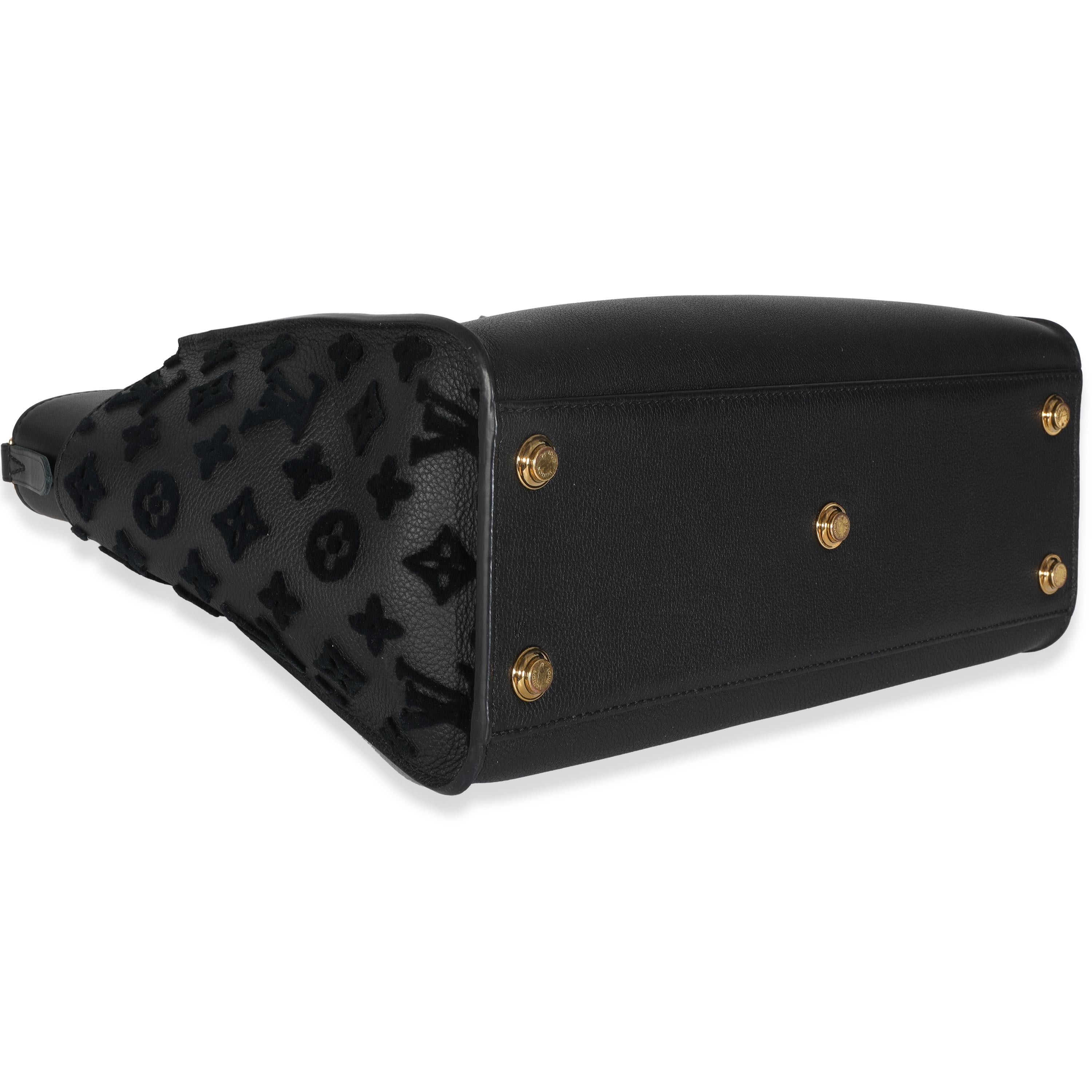 Louis Vuitton pelle di vitello nera Monogram Tufting On My Side MM in vendita 1