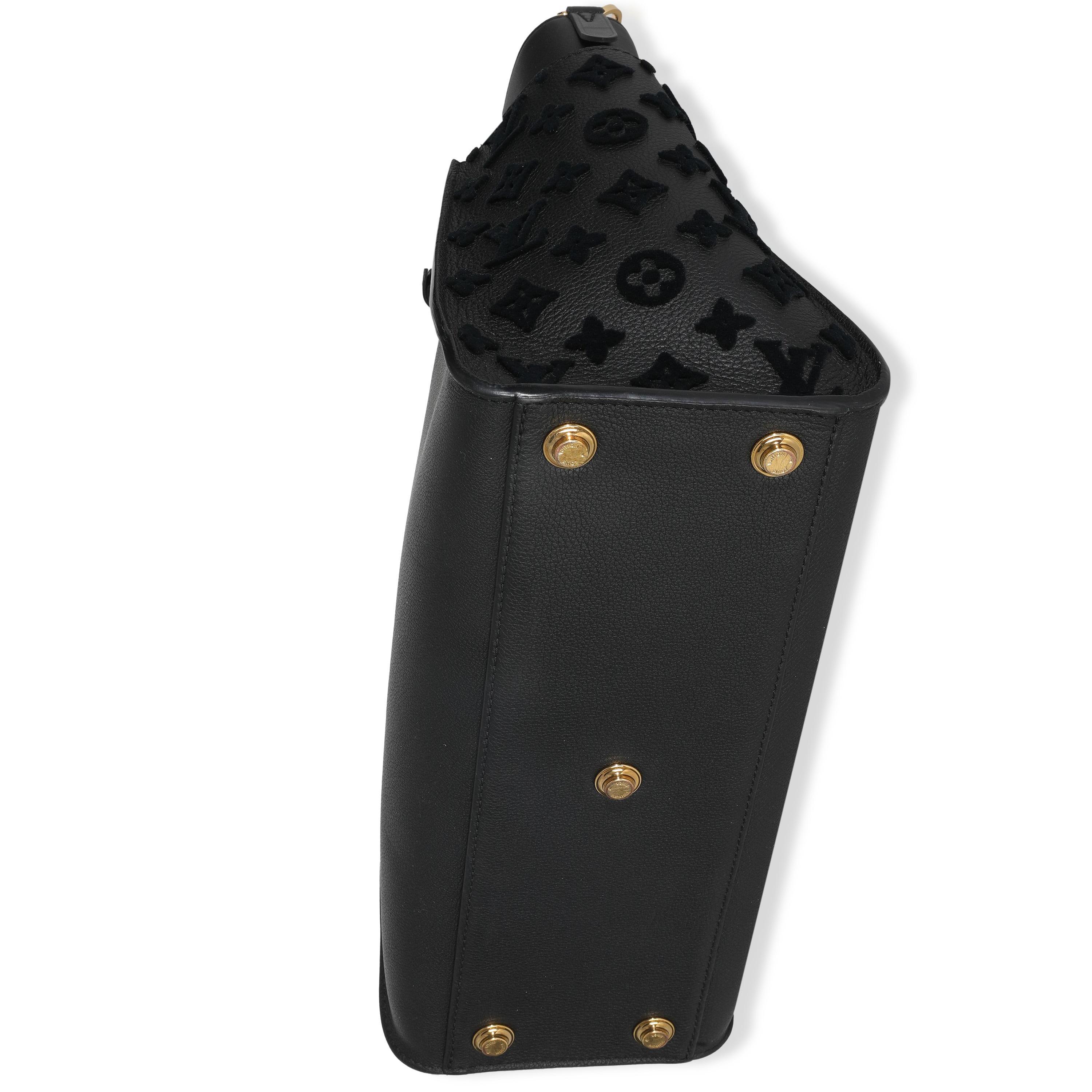 Louis Vuitton pelle di vitello nera Monogram Tufting On My Side MM in vendita 2