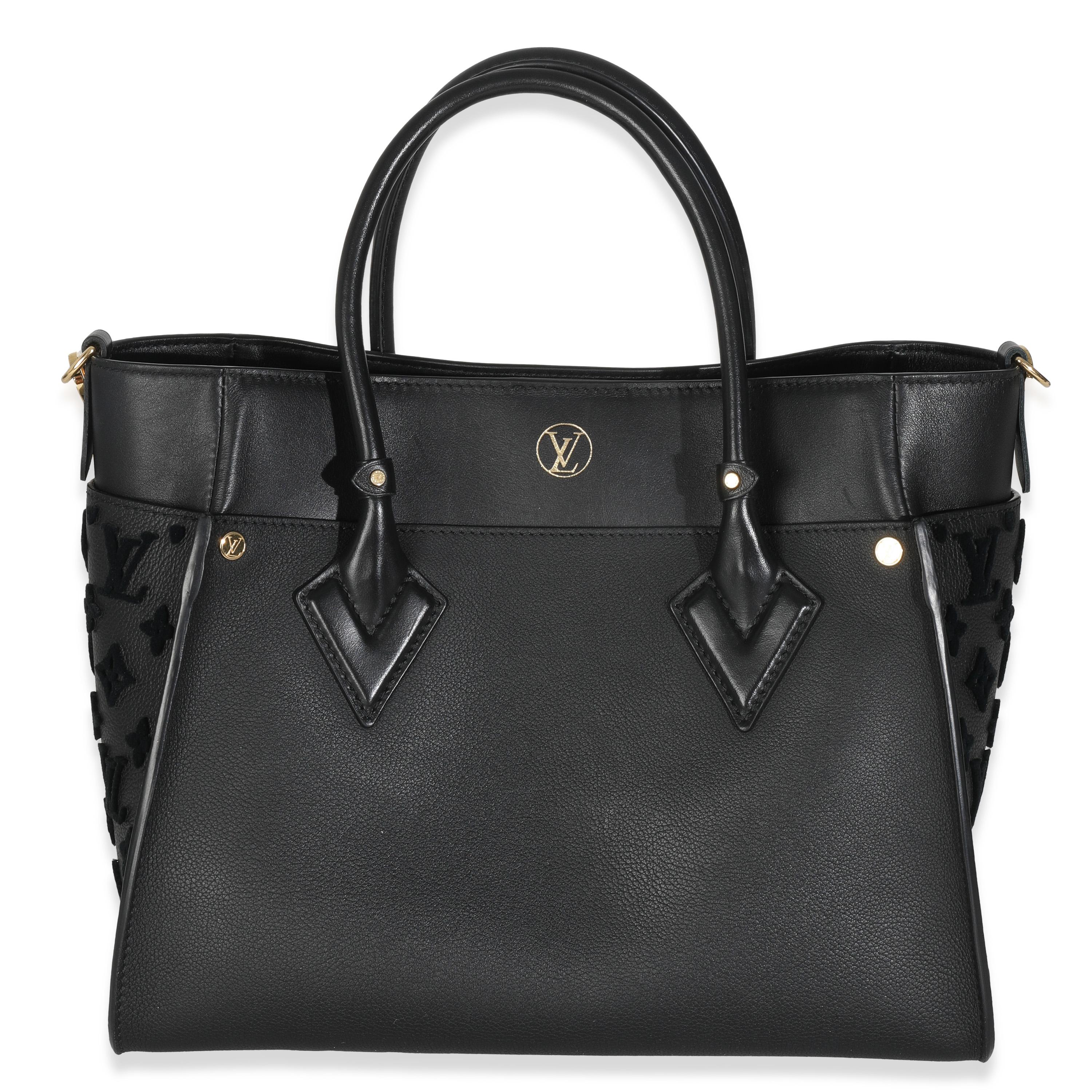 Louis Vuitton pelle di vitello nera Monogram Tufting On My Side MM in vendita 3