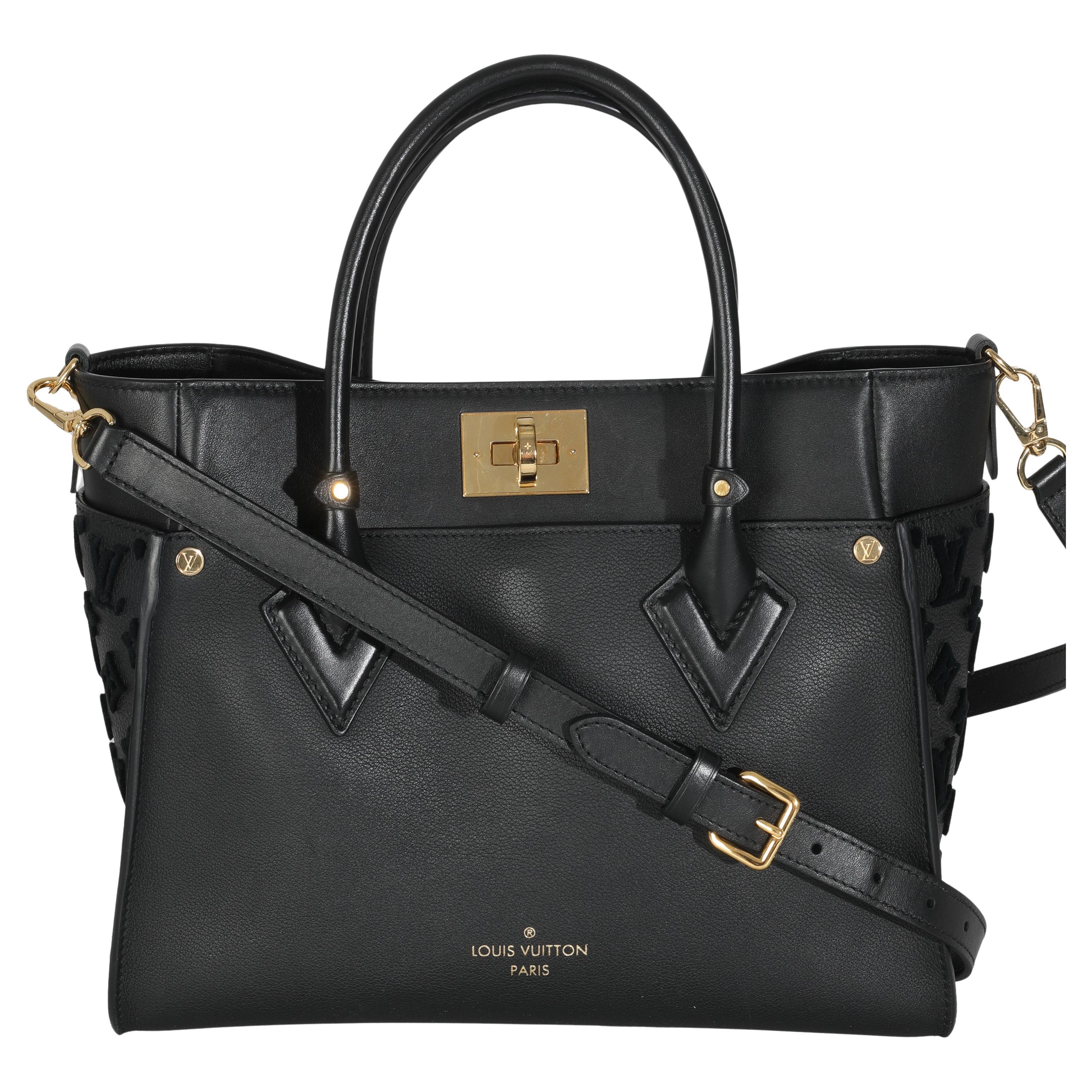 Louis Vuitton pelle di vitello nera Monogram Tufting On My Side MM in vendita