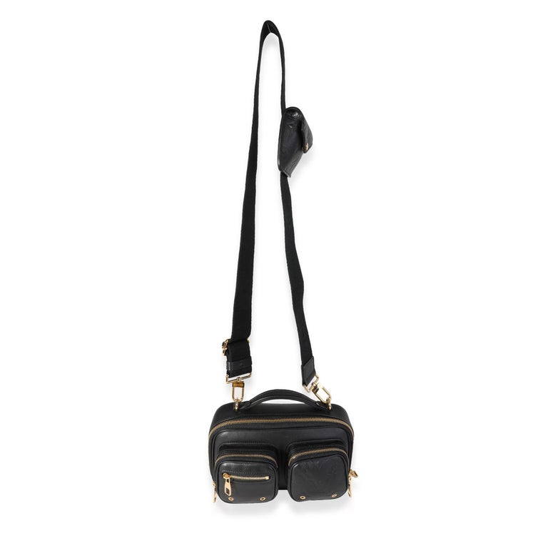 Listing Title: Louis Vuitton Black Calfskin Utility Crossbody
SKU: 119089
MSRP: 3100.00
Condition: Pre-owned (3000)
Handbag Condition: Excellent
Brand: Louis Vuitton
Model: Utility Crossbody
Origin Country: France
Handbag Silhouette: Crossbody