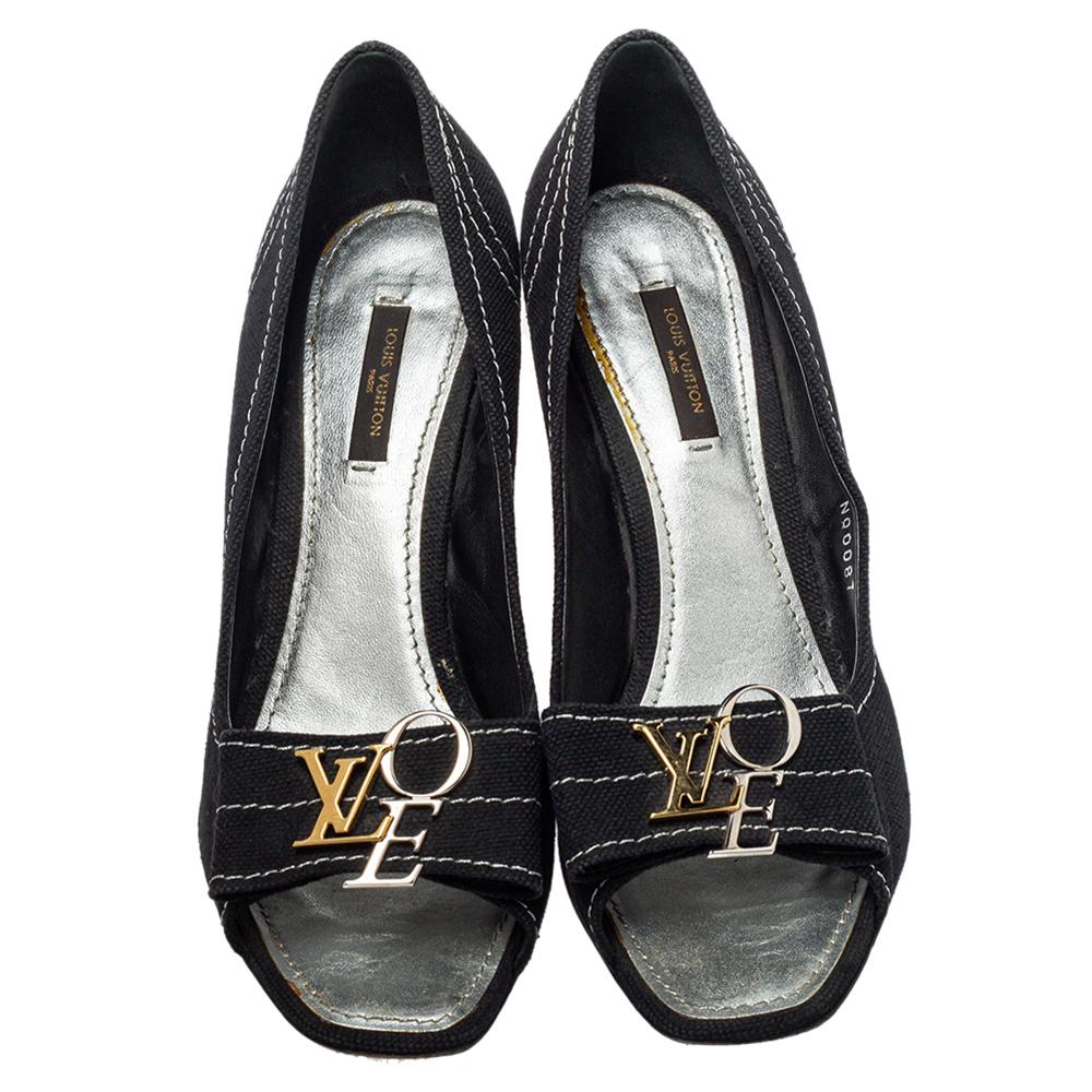 Louis Vuitton characterizes class as no one else does. These open-toe pumps from the label are crafted in superior canvas with contrasting stitching. They feature bows, a brand signature, with gold-tone detailing on the vamps, high heels, and