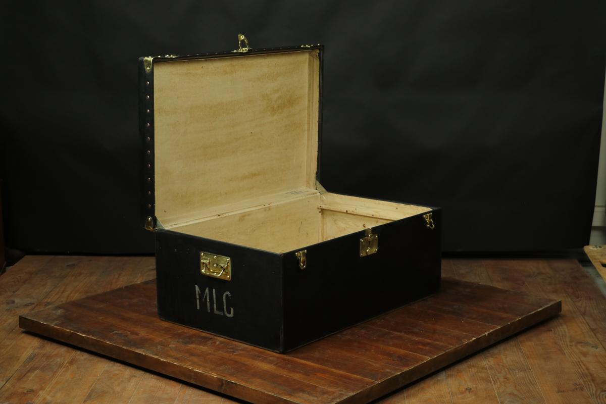 Louis Vuitton car trunk
in black coated canvas
lock clasps and handles in solid brass
Trunk 100% original only cleaned.