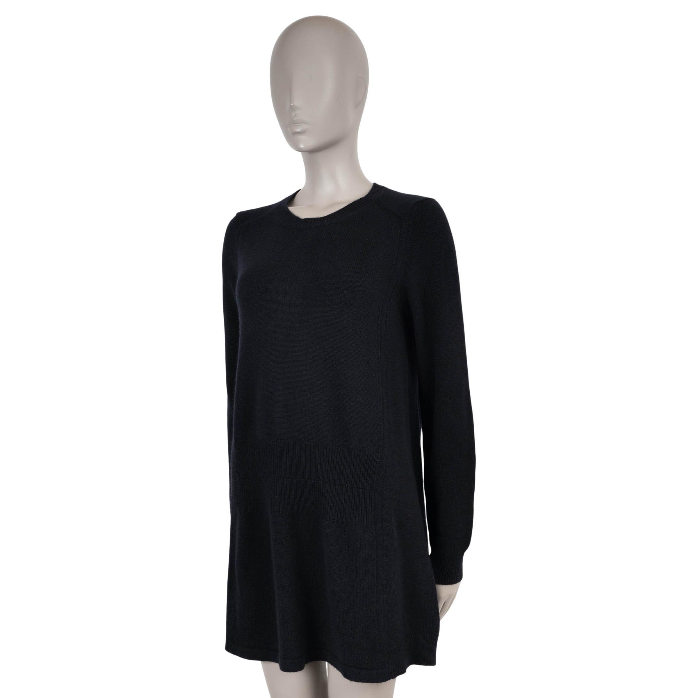 Questo abito Louis Vuitton, autentico al 100%, è realizzato in cashmere nero per una silhouette raffinata e minimalista. Progettato con una facile linea ad A e un taglio al ginocchio, presenta una fascia a costine sui fianchi che aggiunge una