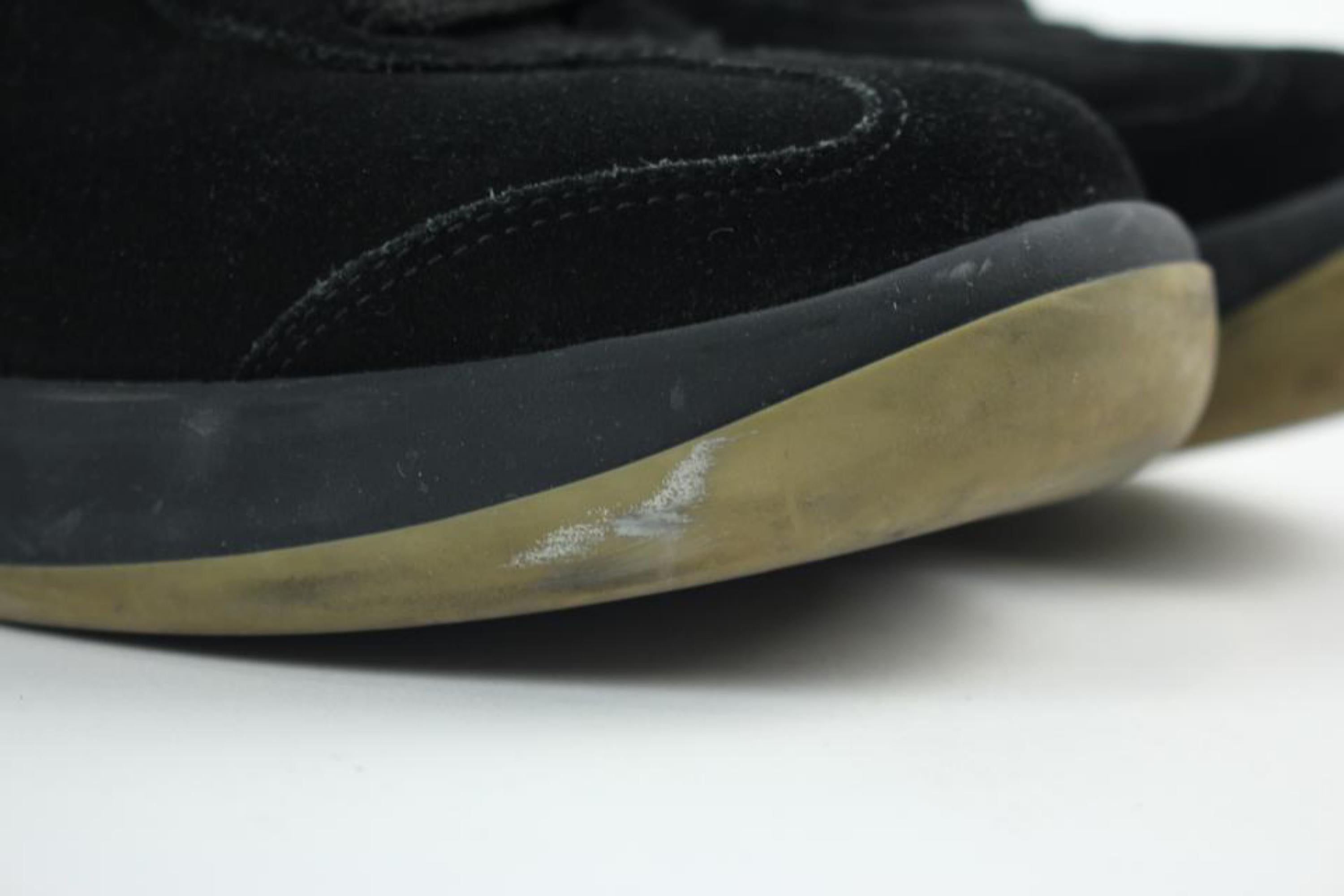 This item will ship immediately!!
Previously owned.
Date/style Code: MA0042
Made In: Italy
Size: women's 37 1/2
Mens 6 womens 7.5
Signs of Wear: Scuffs and slight discoloration of the suede exterior. Scuffs and stains on the soles and sides. Fraying