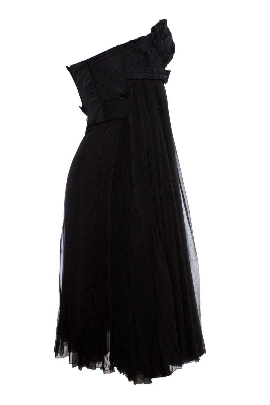 Louis Vuitton, schwarzes Cocktailkleid mit Bustier und Schleife um die Taille. Das Kleid hat einen kurzen Rückenverschluss und Striche am Rock. Der Artikel wurde wenig getragen und ist in sehr gutem Zustand.

- • CONDIT: sehr guter Zustand

- •