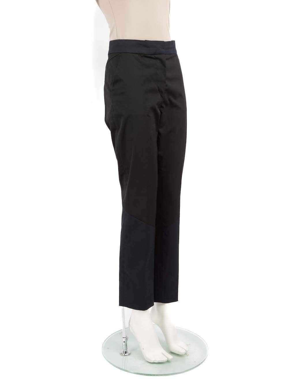 CONDIZIONE: molto buona. L'usura dei pantaloni è minima. Si nota un'usura minima sulla gamba destra e un piccolo segno di scolorimento su questo articolo usato di Louis Vuitton.
 
 
 
 Dettagli
 
 
 Nero
 
 Lana
 
 Pantaloni affusolati
 
 Vita