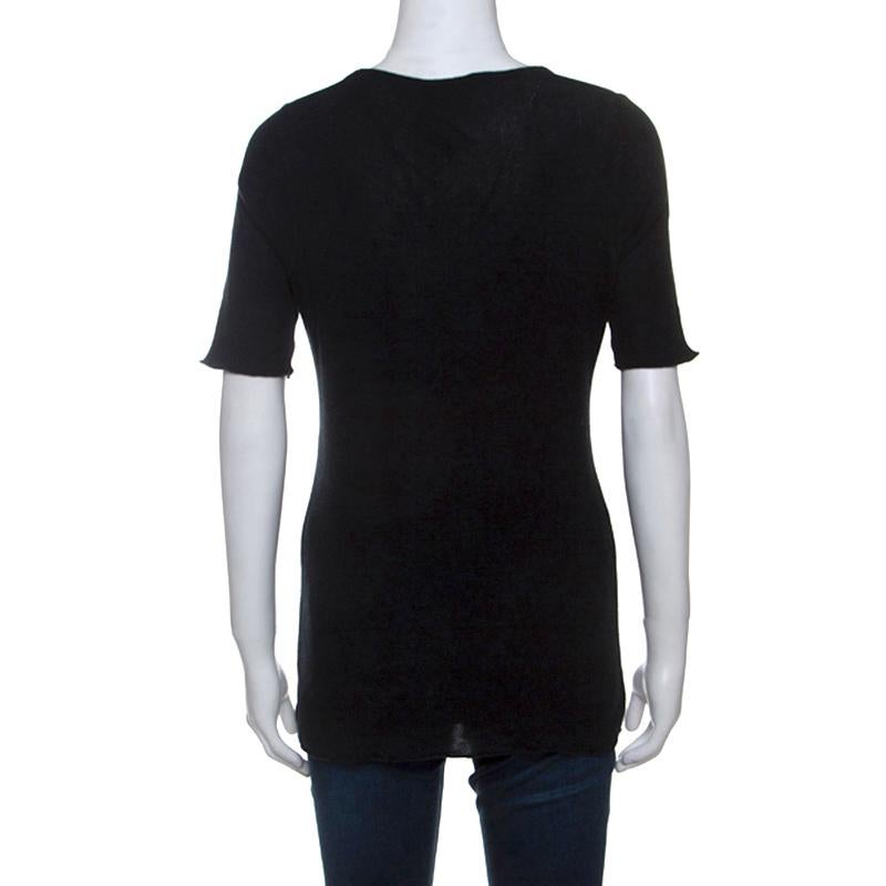 This gorgeous rendition of a classic black t-shirt by Louis Vuitton is an absolute essential. It is stylish and can be paired with a host of things to deliver effortless looks. It has been crafted from the finest cotton and features a ribbed pattern
