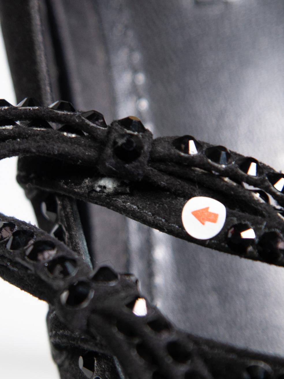 Zapatos de tacón Louis Vuitton negros con adornos de cristal talla IT 40 en venta 5