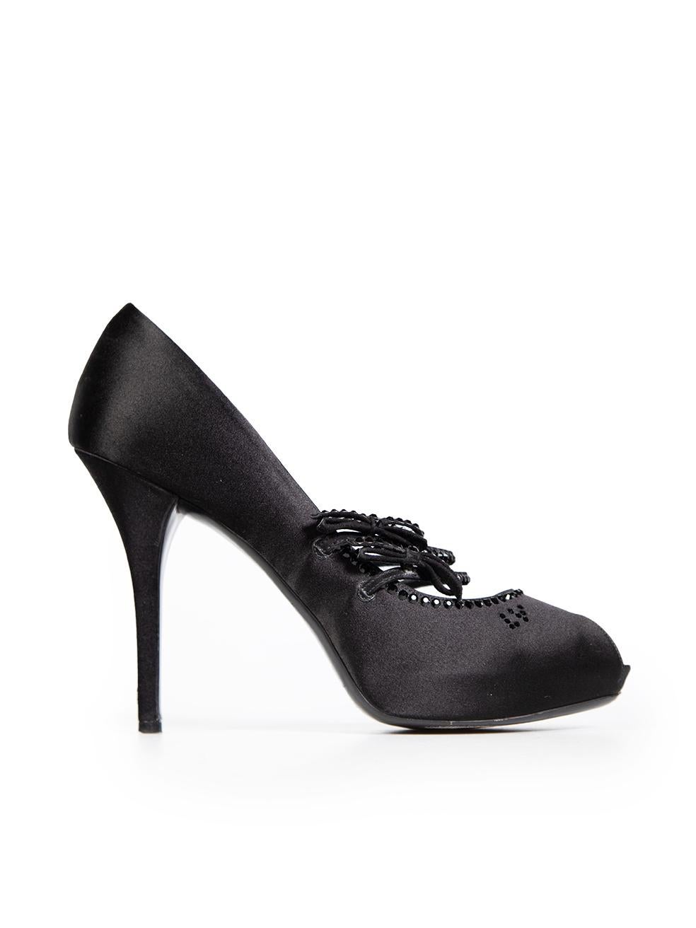 El ESTADO es Muy bueno. Se aprecia un desgaste mínimo en los talones. Desgaste mínimo en los tacones con ligeras rozaduras en ambos zapatos, abrasión en el lado izquierdo de la suela exterior del zapato derecho. Los lazos del zapato derecho están