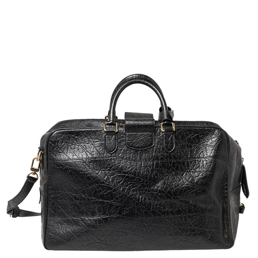 Stylish and practical, this Indra bag by Louis Vuitton is a functional pick for a host of occasions. It has been crafted from Cuir leather and carries a classic shade of black. It has a front strap closure with a gold-tone lock. It opens to a
