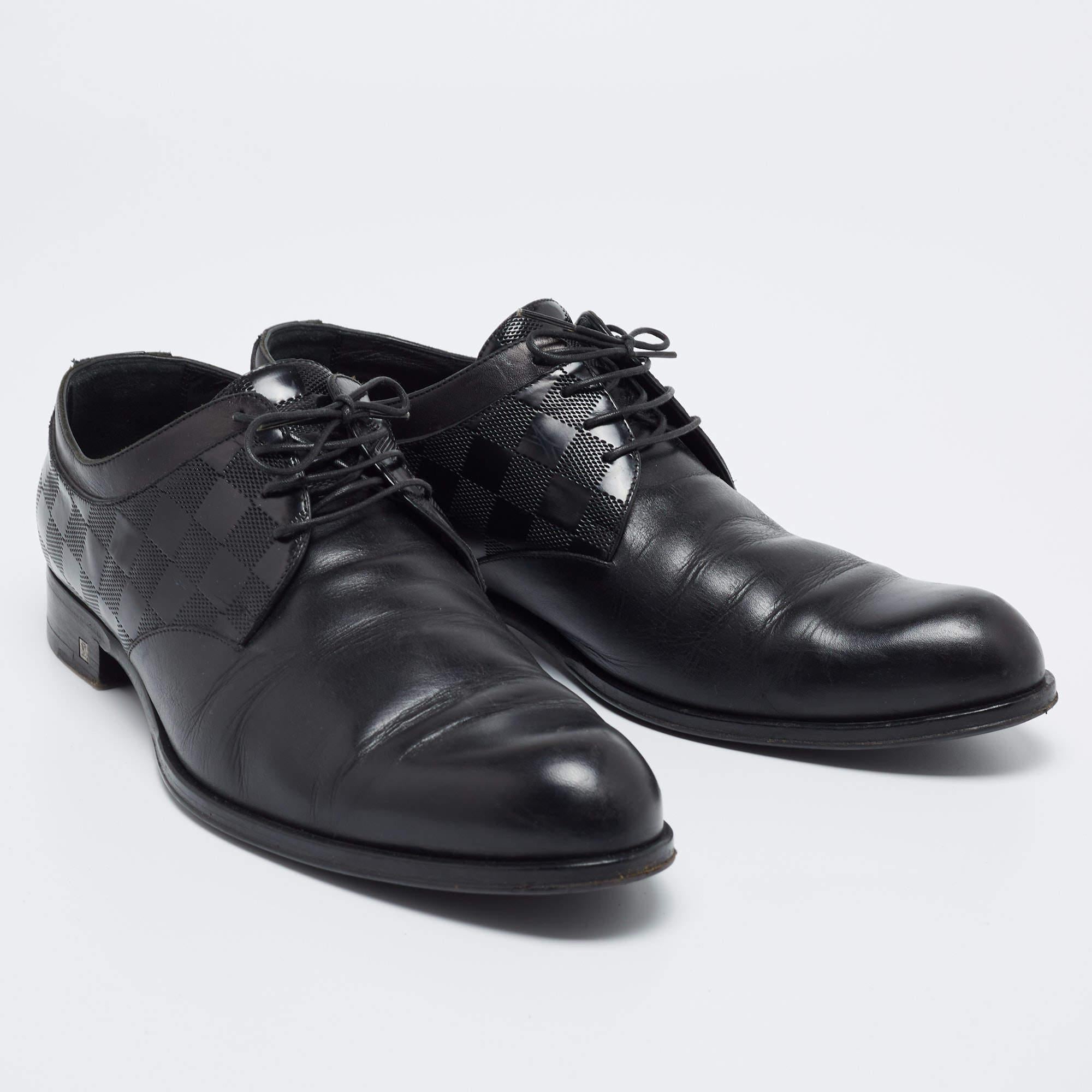 These Derby shoes from Louis Vuitton are smartly-built and will make you look stunning! They are made from black Damier-embossed leather on the exterior. They feature lace-up fastenings on their vamps. Pair these Derby shoes with your outfit and