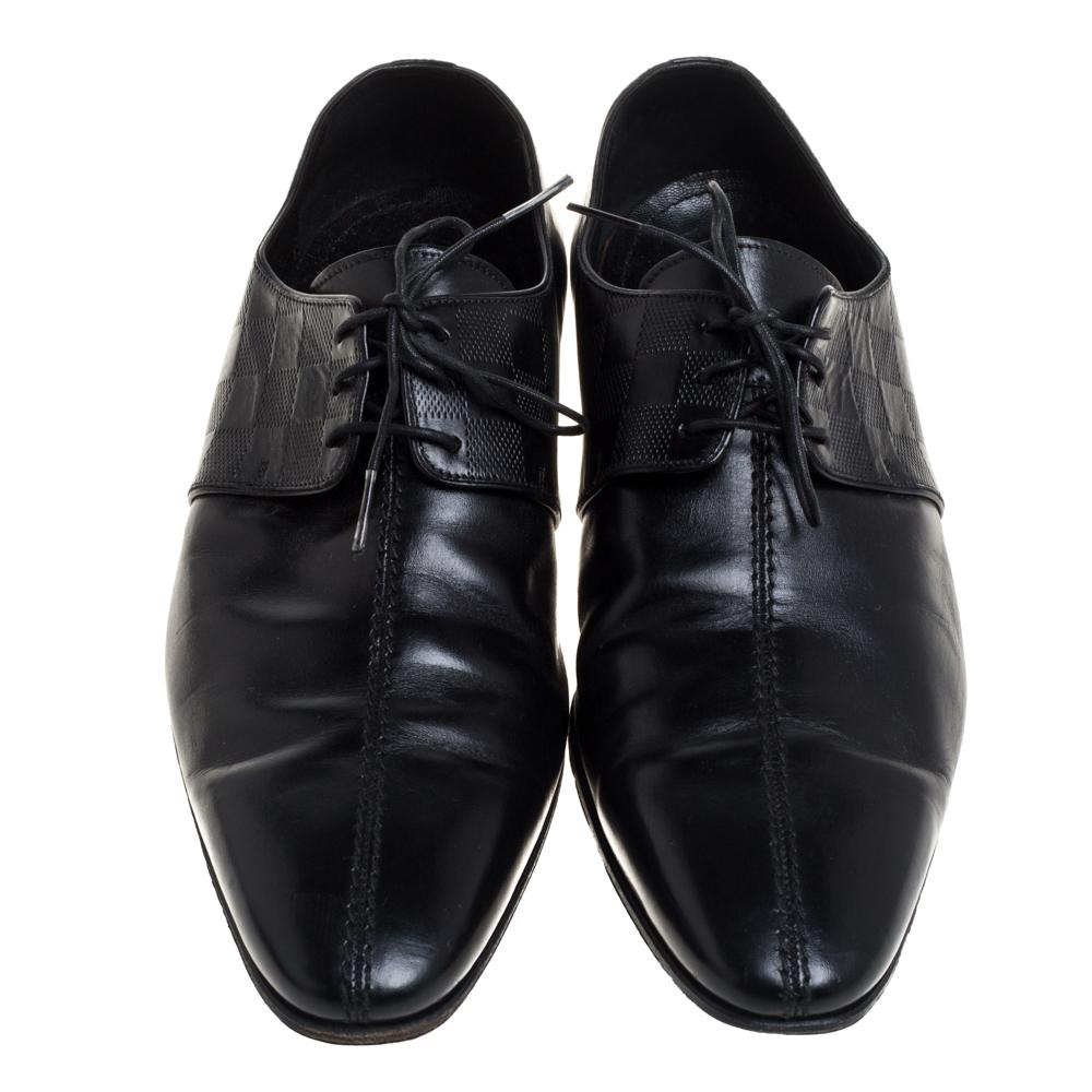 Take each step with style in these black oxfords from Louis Vuitton. Crafted using leather, they carry a modern design with a luxe exterior featuring Damier embossing and lace-up vamps. Overall, the pair looks ready to give you a fashionable