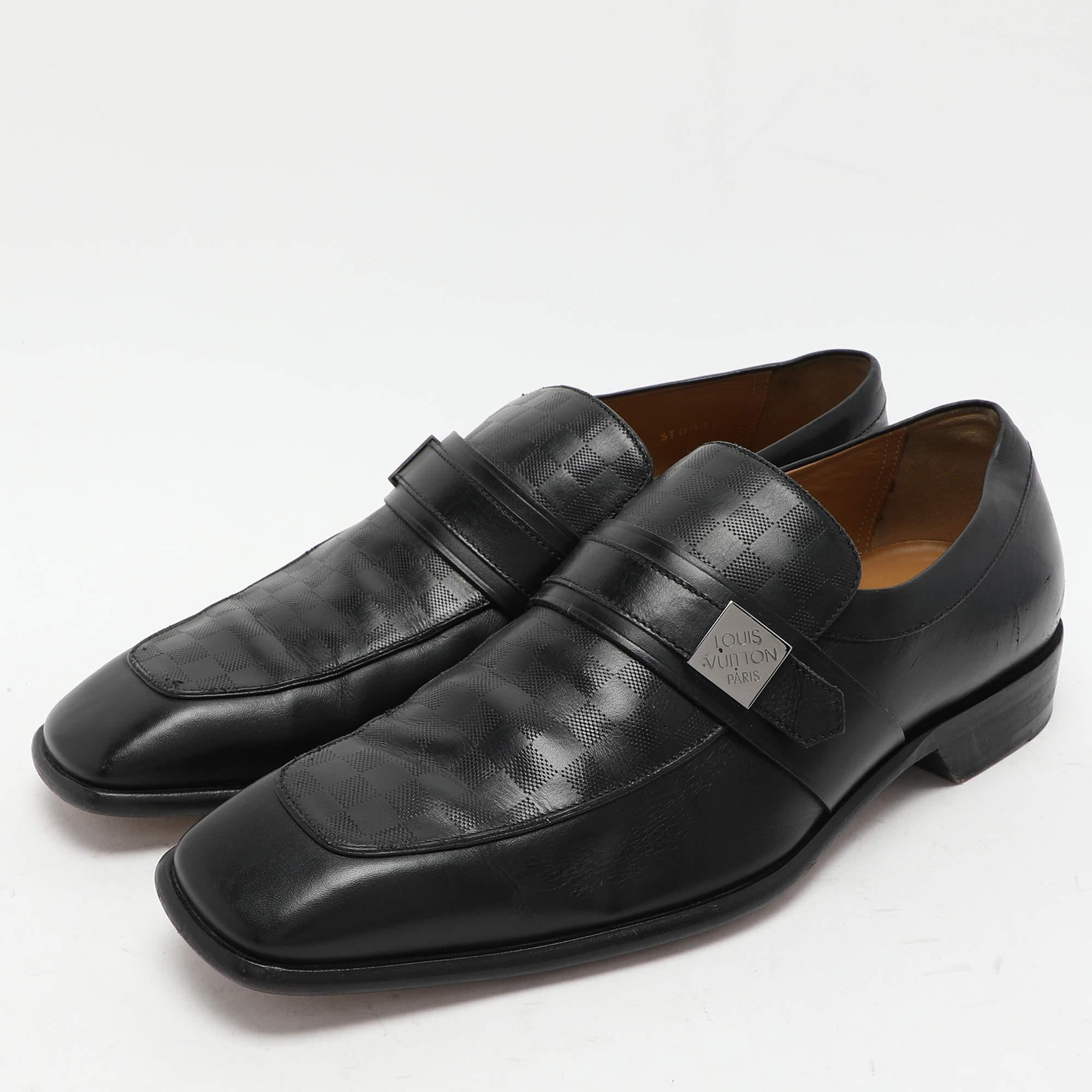 Laissez-vous séduire par le confort et le style classique avec ces mocassins de marque Louis Vuitton. Fabriquées avec talent, ces chaussures de haute qualité ont une construction parfaite pour vous accompagner tout au long de la journée.