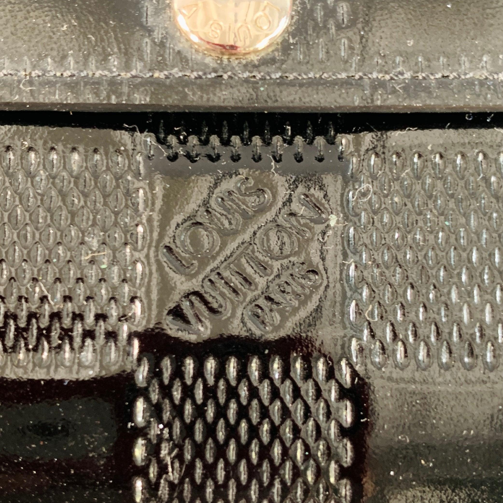 Portafoglio LOUIS VUITTON
in vernice nera con motivo a scacchiera Damier in rilievo, portamonete su un lato e portacarte sull'altro e chiusure a scatto. Made in France.Buone condizioni d'uso. Moderati segni di usura in tutto, come è.4 x 3 pollici 
 