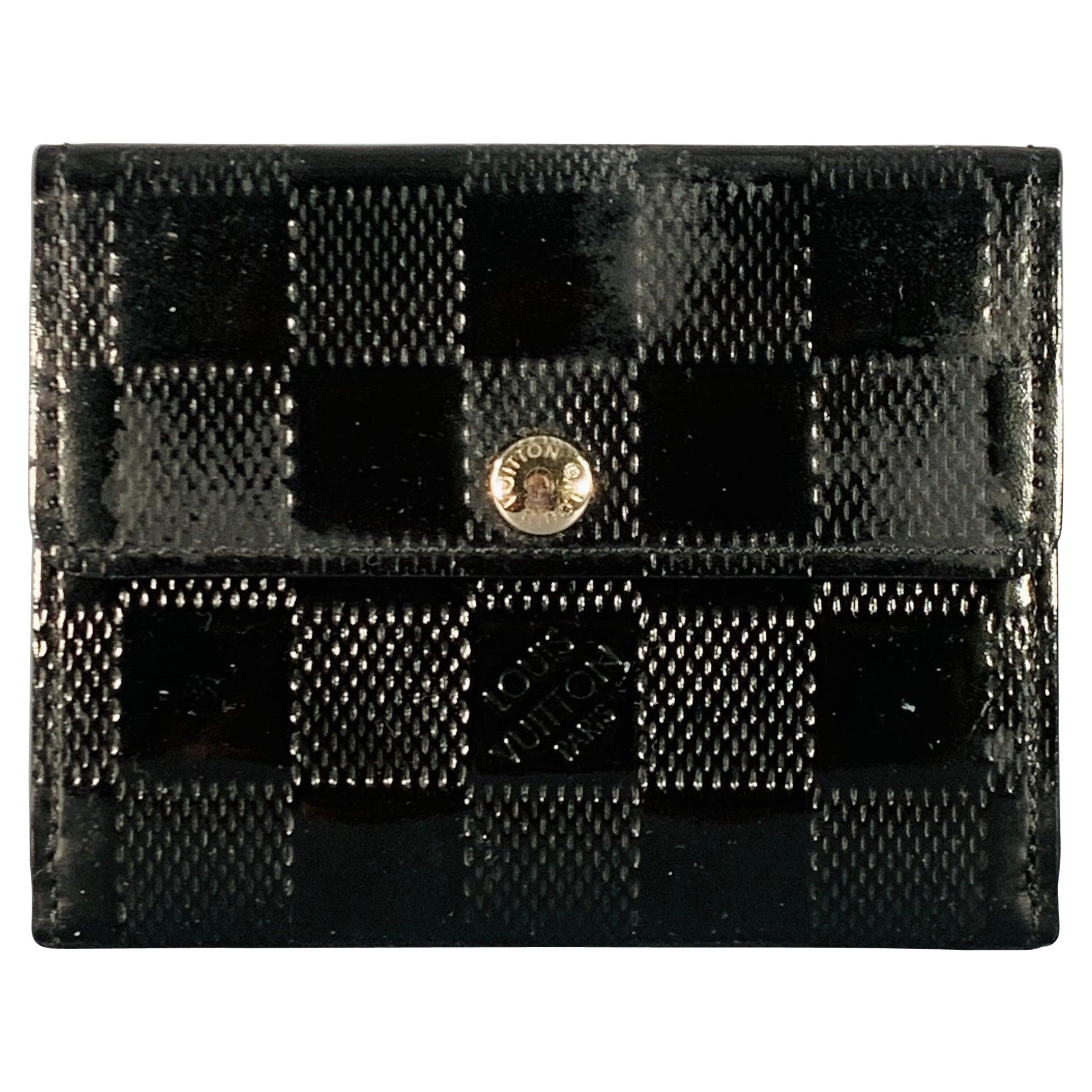 Portafoglio LOUIS VUITTON in pelle verniciata nera con stampa a rilievo Damier in vendita